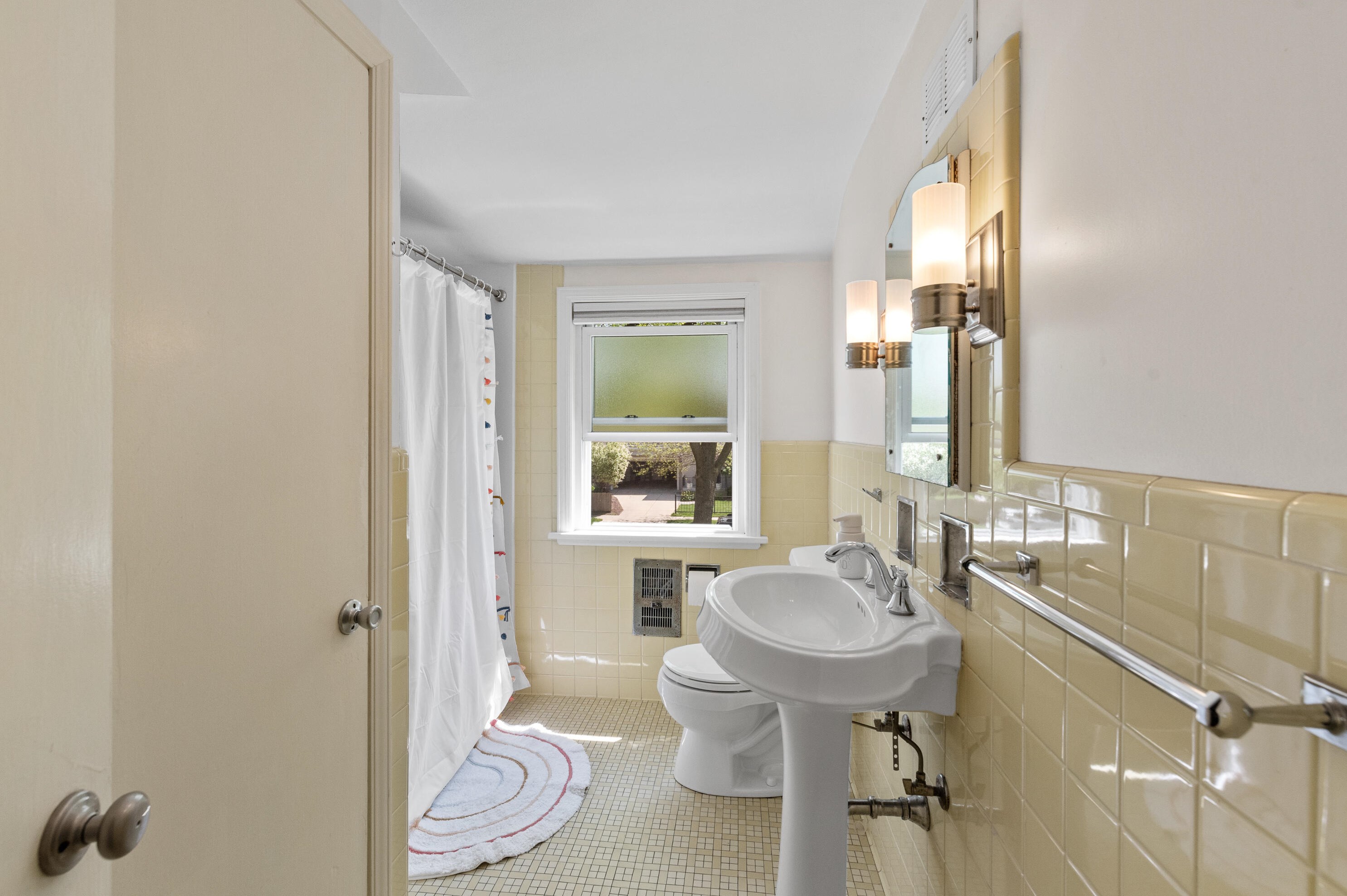 526 Lk Vw Ave, Milwaukee WI 53217-4858 exterior