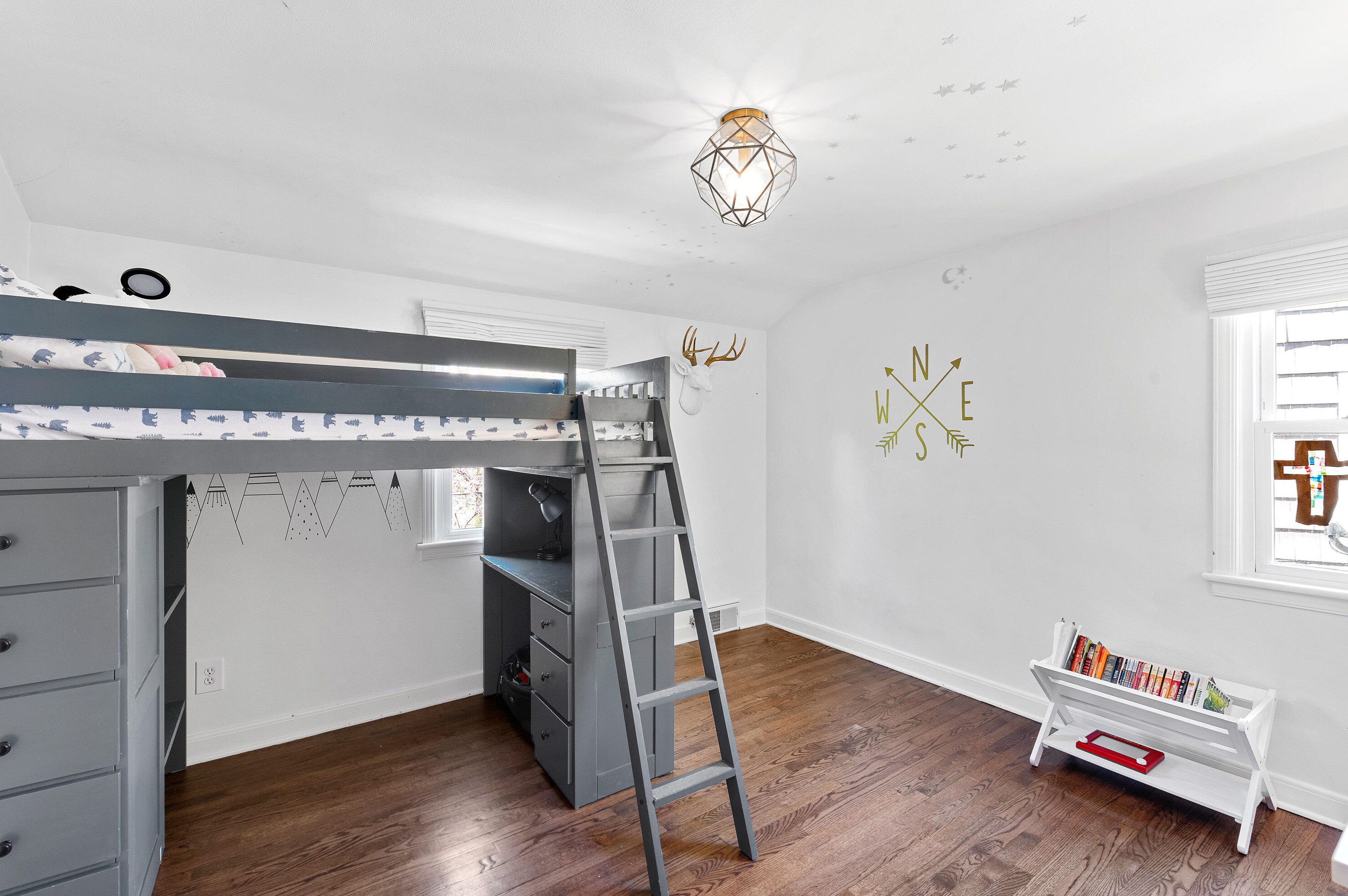 526 Lk Vw Ave, Milwaukee WI 53217-4858 exterior