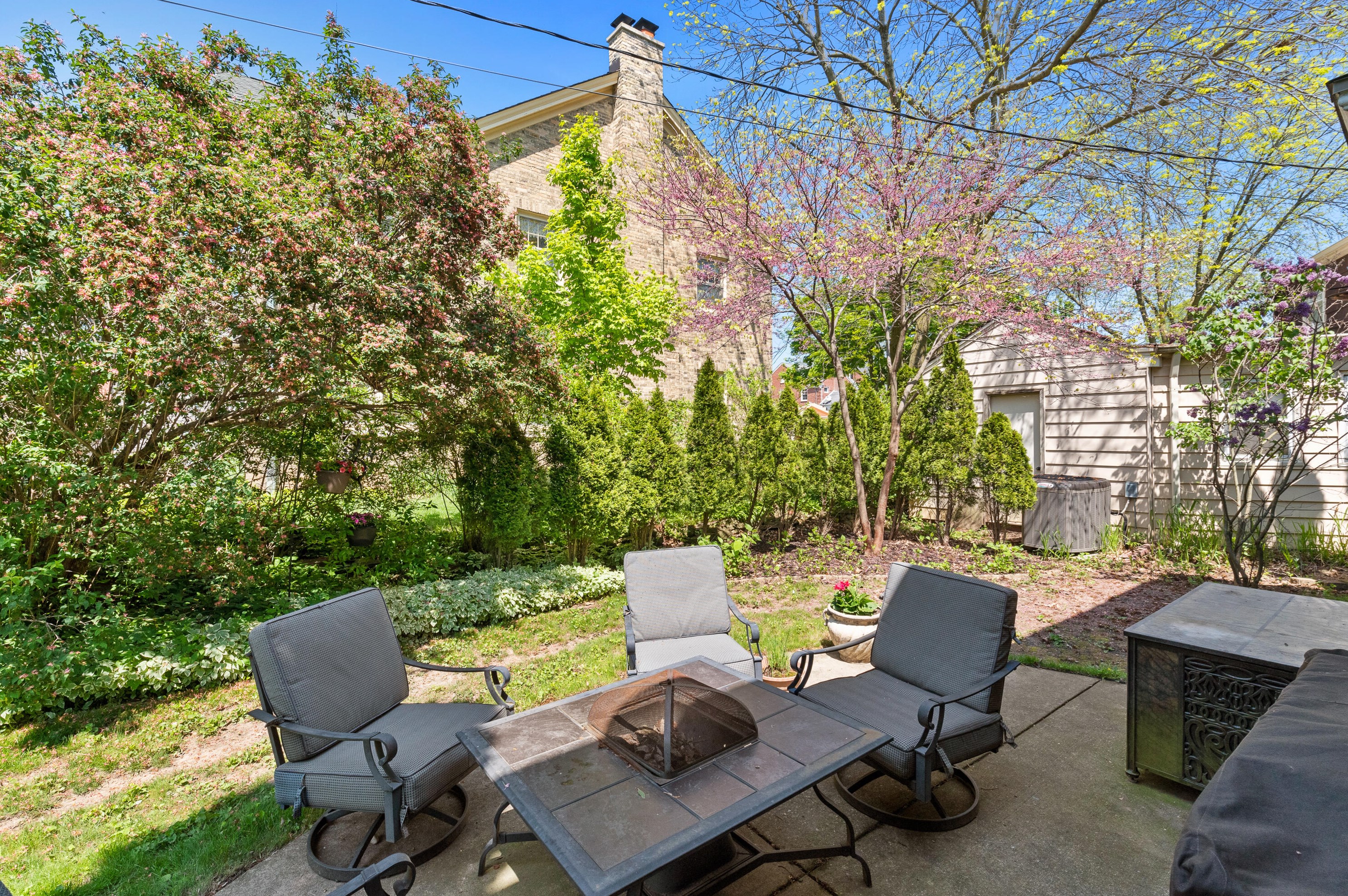 526 Lk Vw Ave, Milwaukee WI 53217-4858 exterior