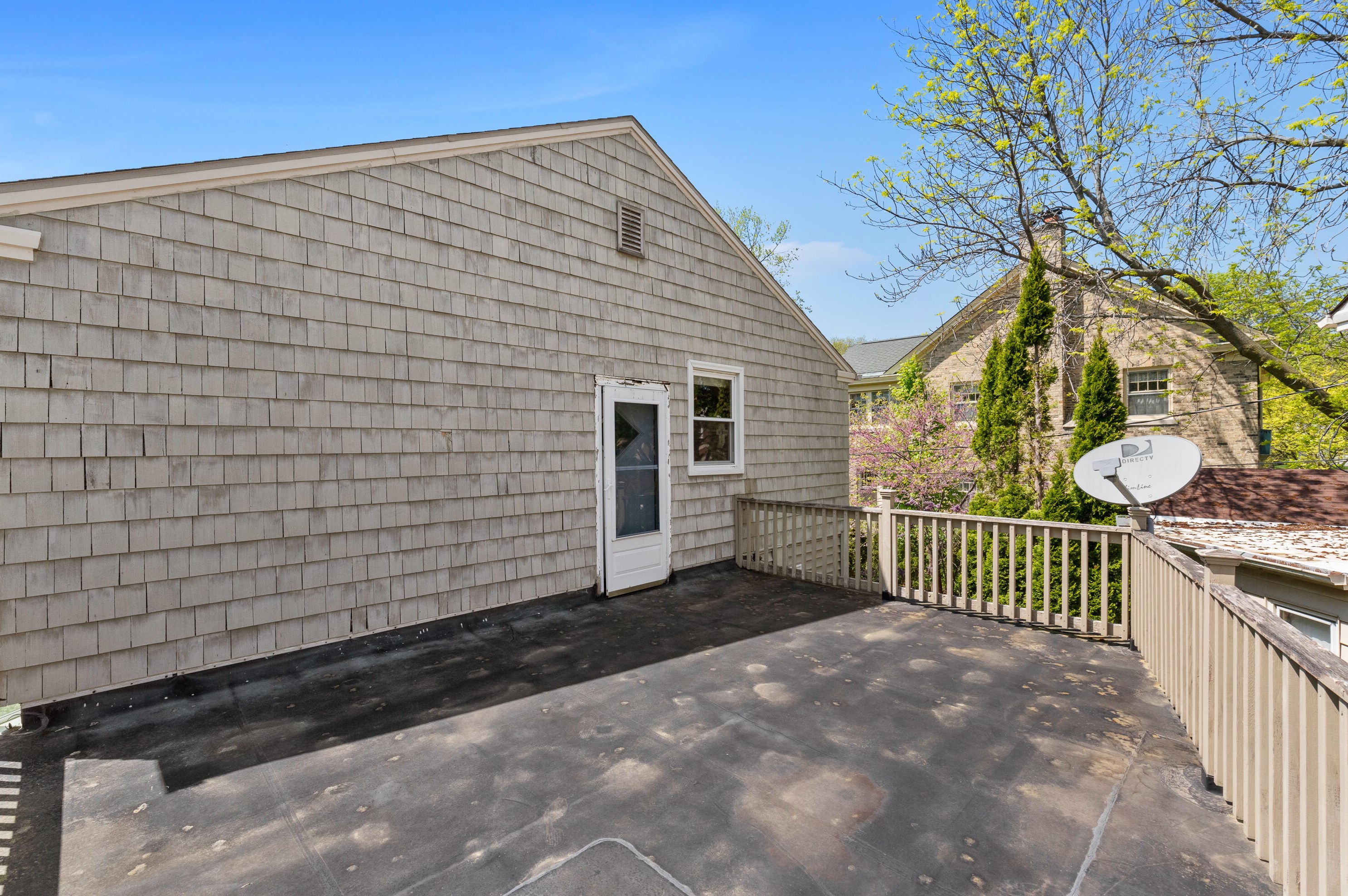 526 Lk Vw Ave, Milwaukee WI 53217-4858 exterior