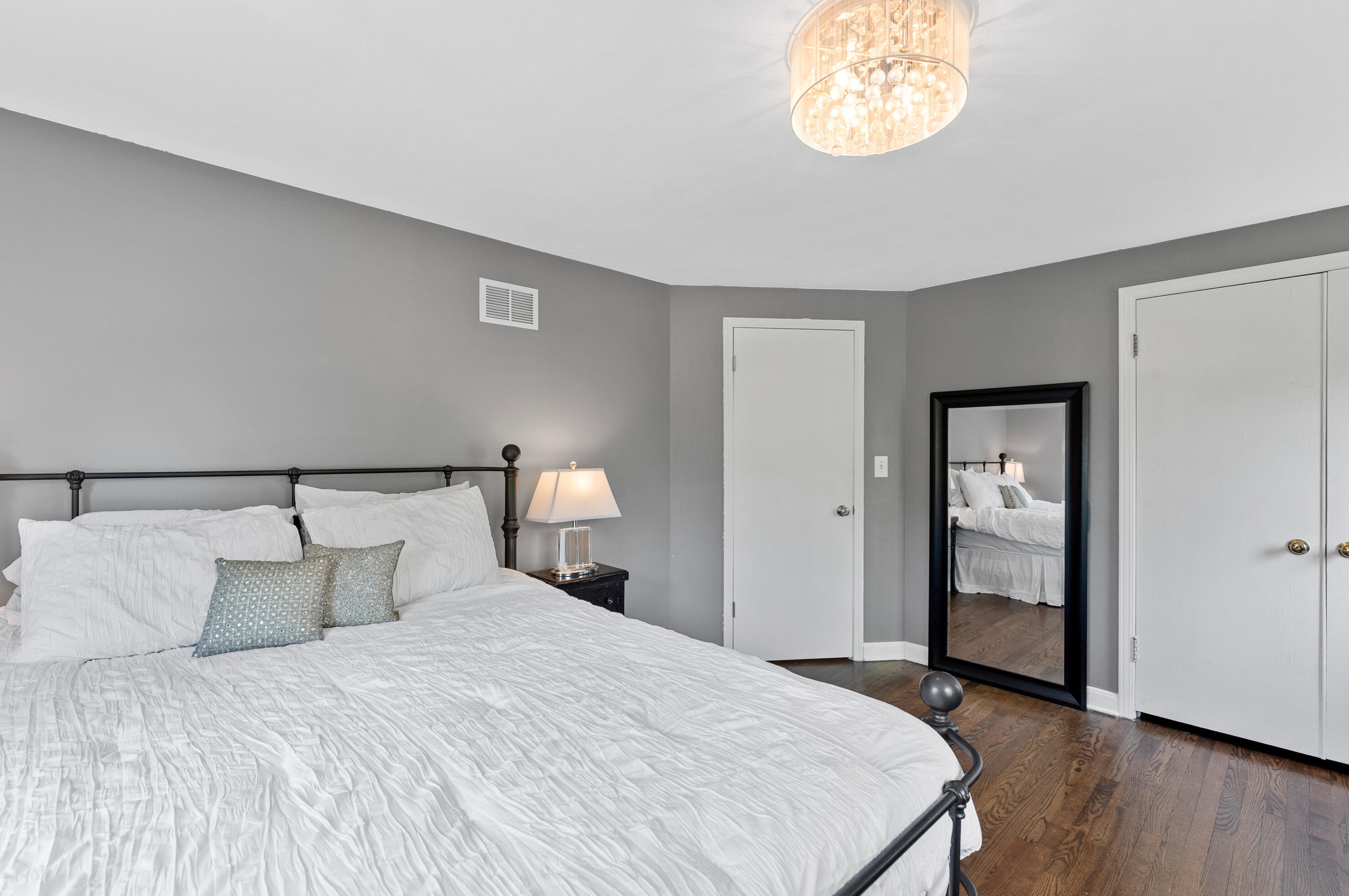 526 Lk Vw Ave, Milwaukee WI 53217-4858 exterior