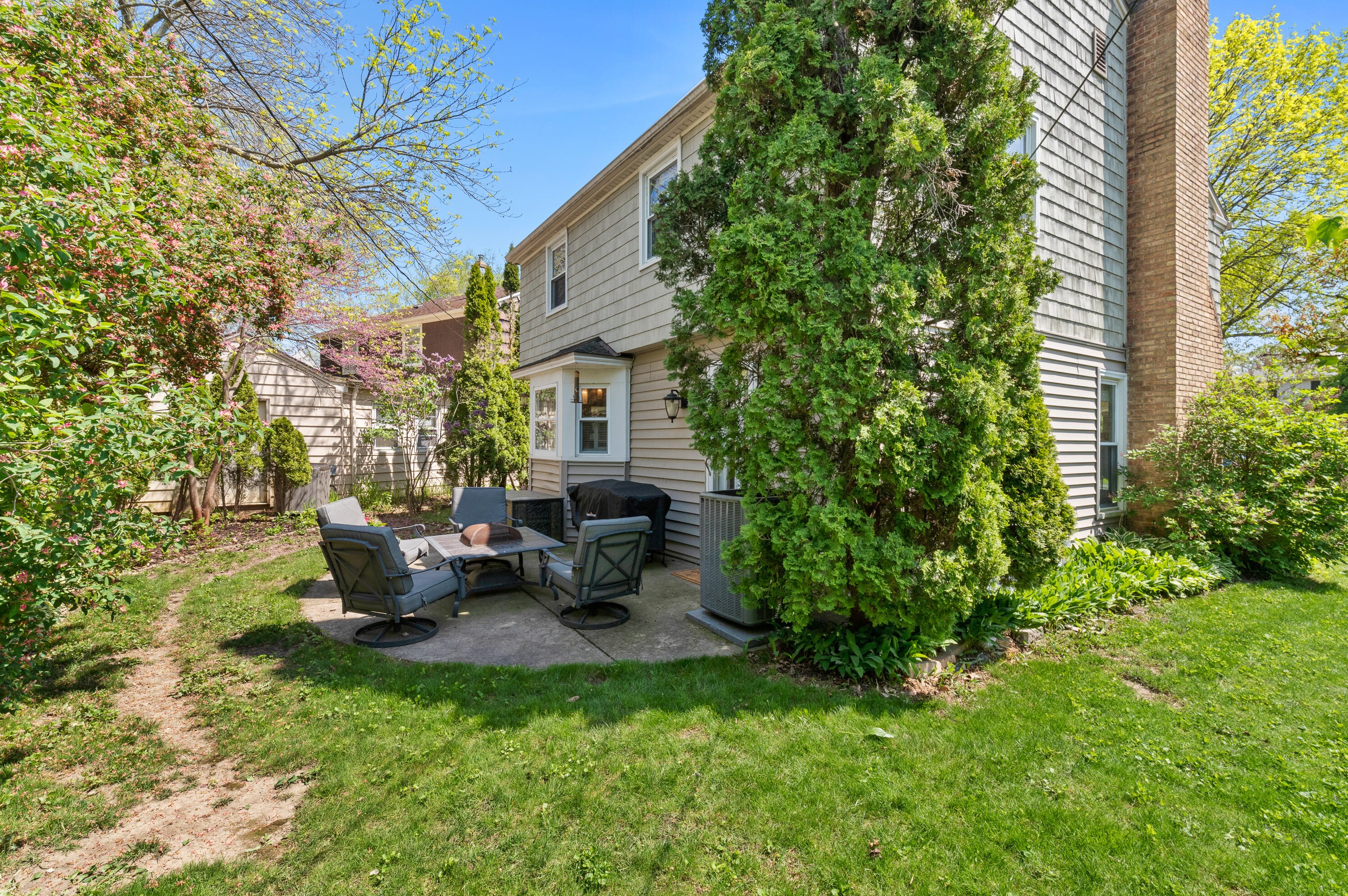 526 Lk Vw Ave, Milwaukee WI 53217-4858 exterior