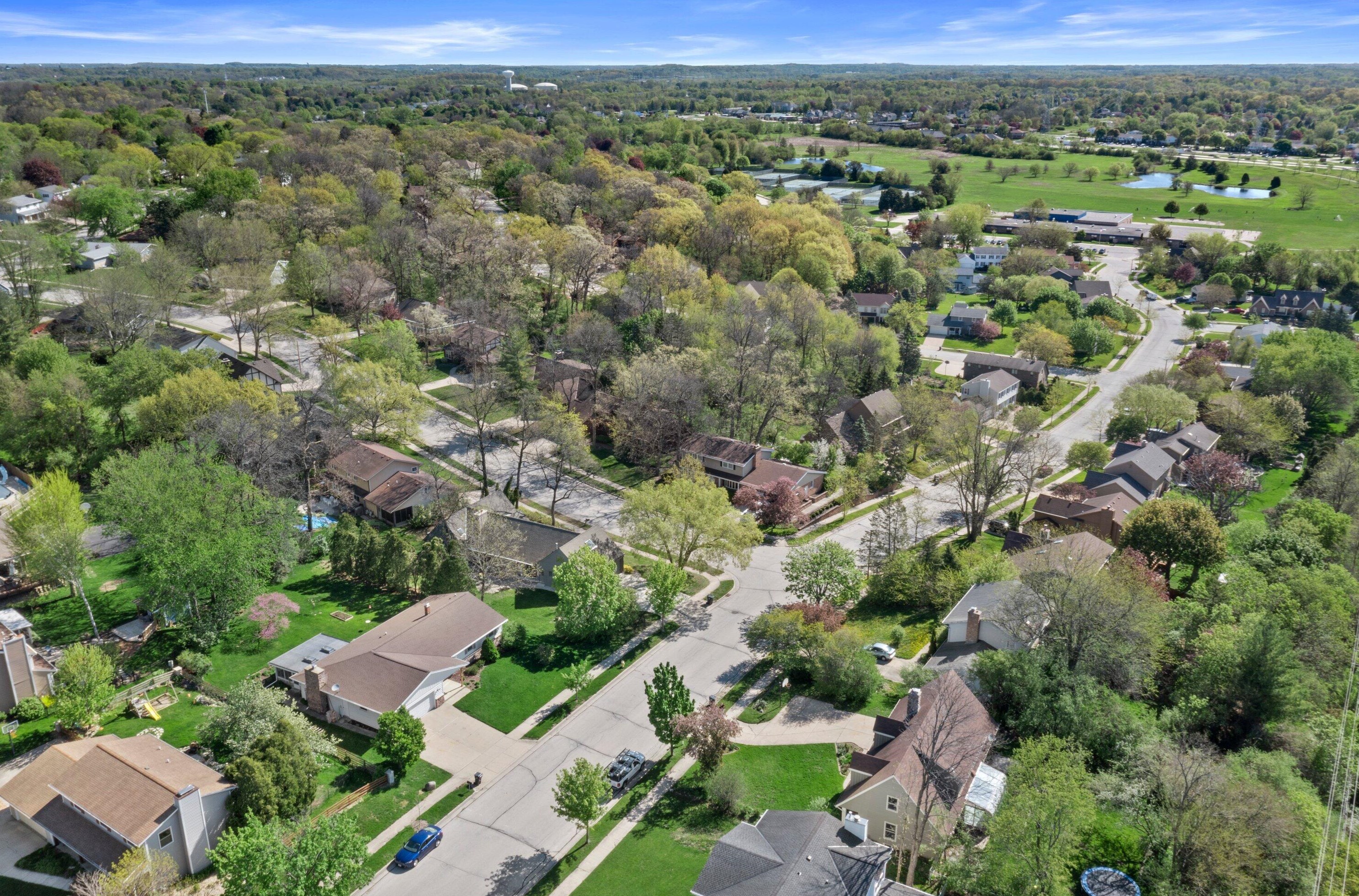 909 Larchmont Dr, Waukesha, WI 53186-6741