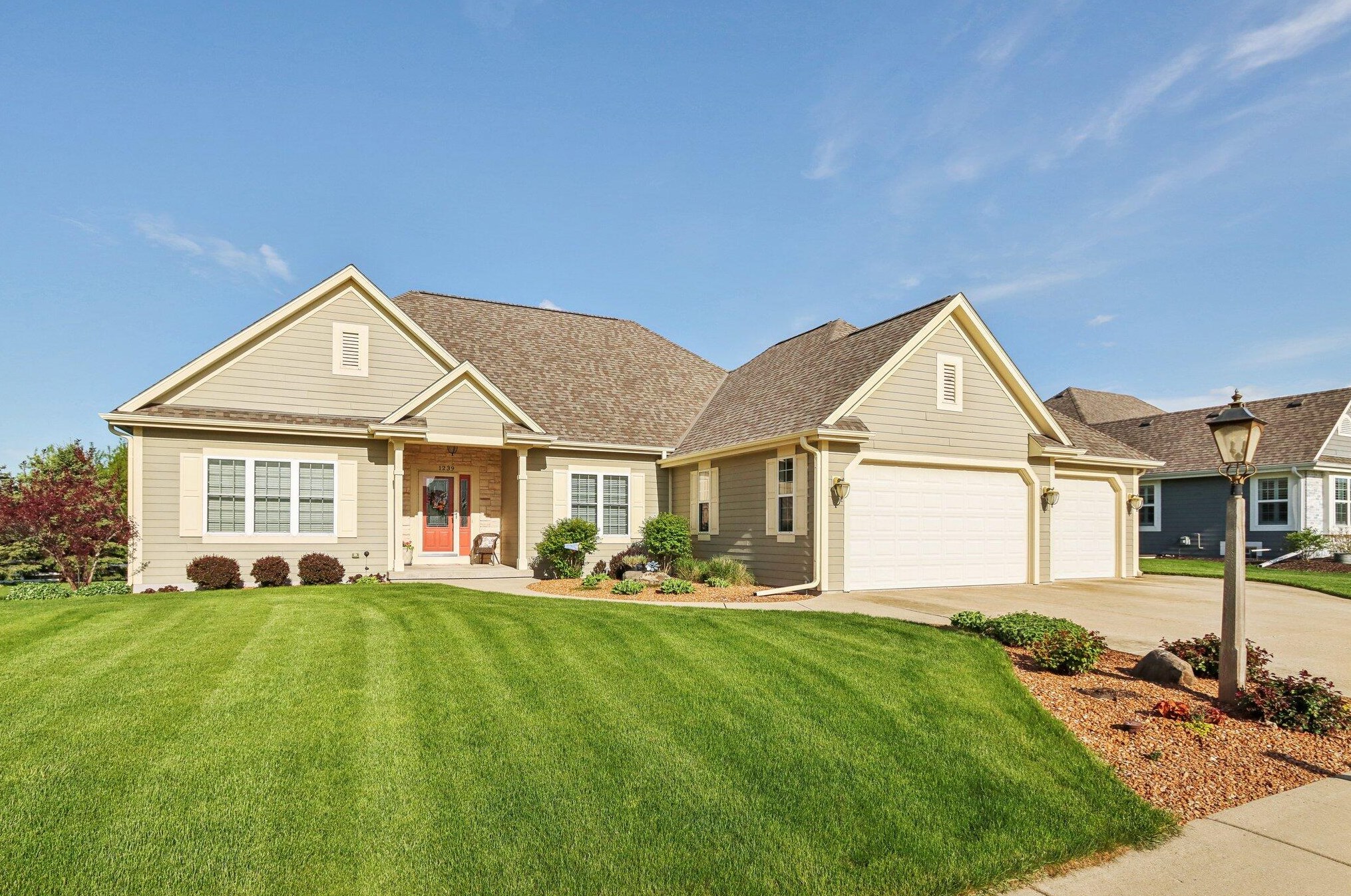 1239 Ridgeside Rd, Oconomowoc, WI 53066-1788