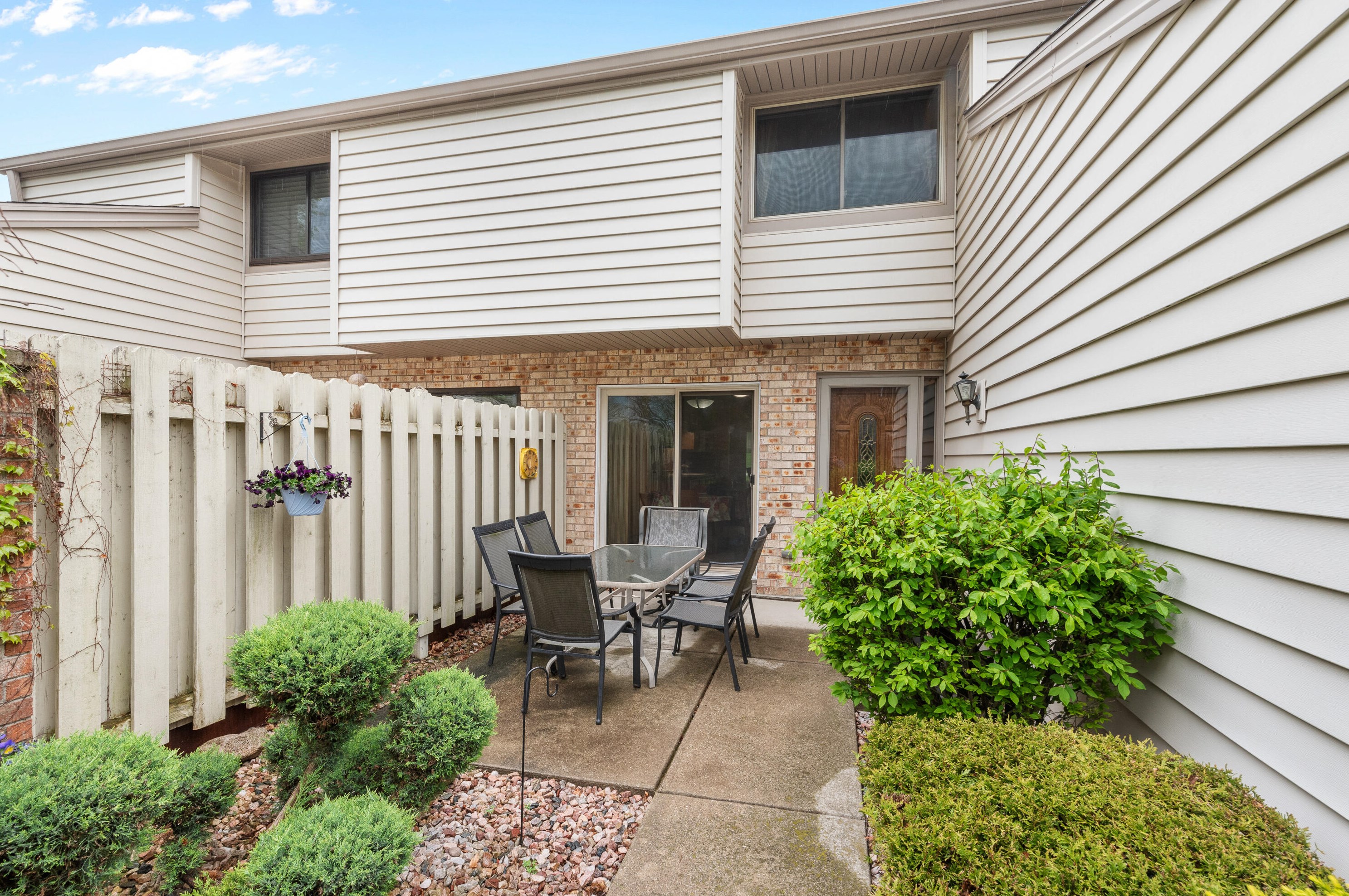 11009 N Elder Tree Ct, Thiensville, WI 53092