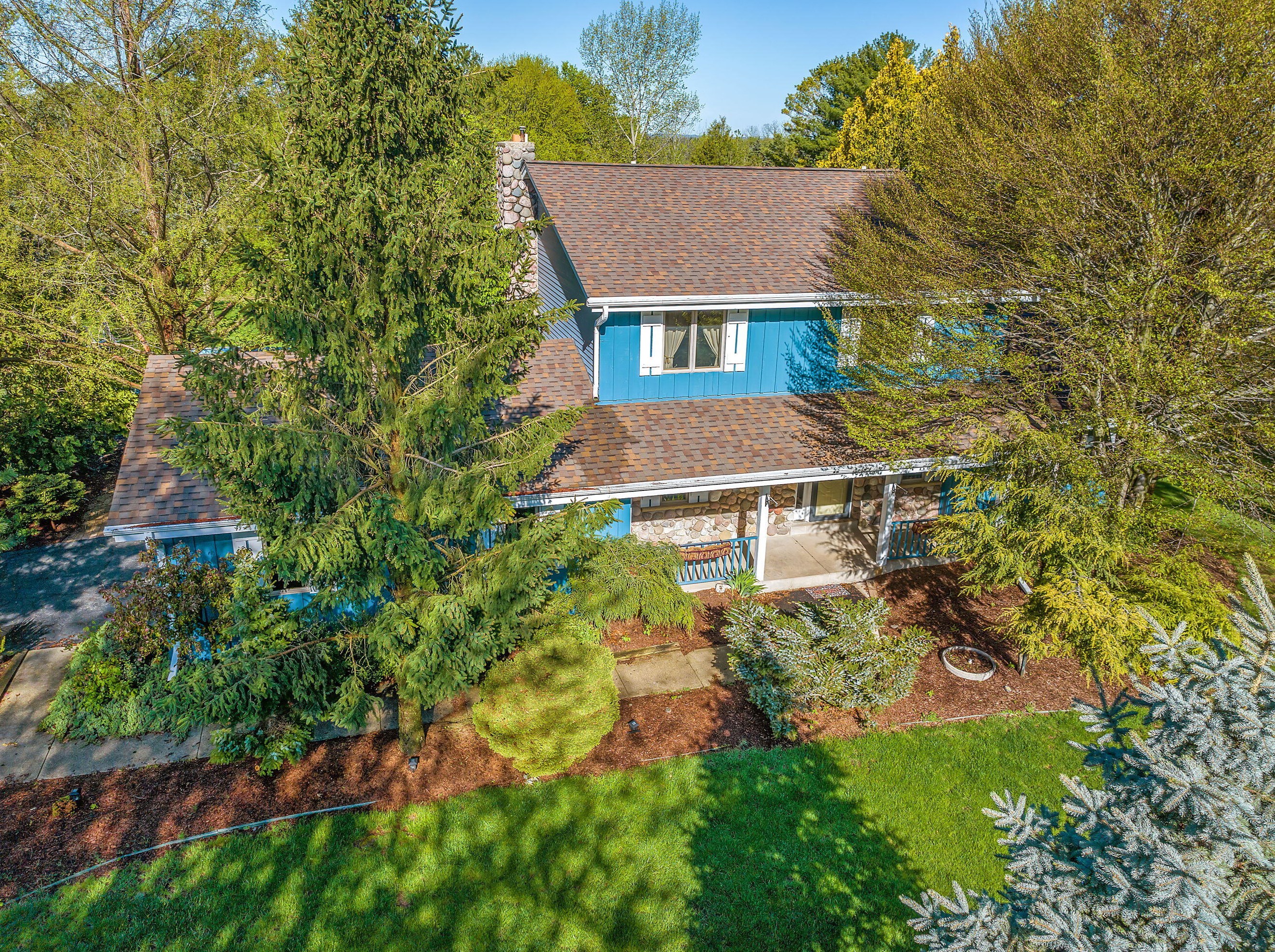 1595 Skyline Dr, Cedarburg, WI 53012