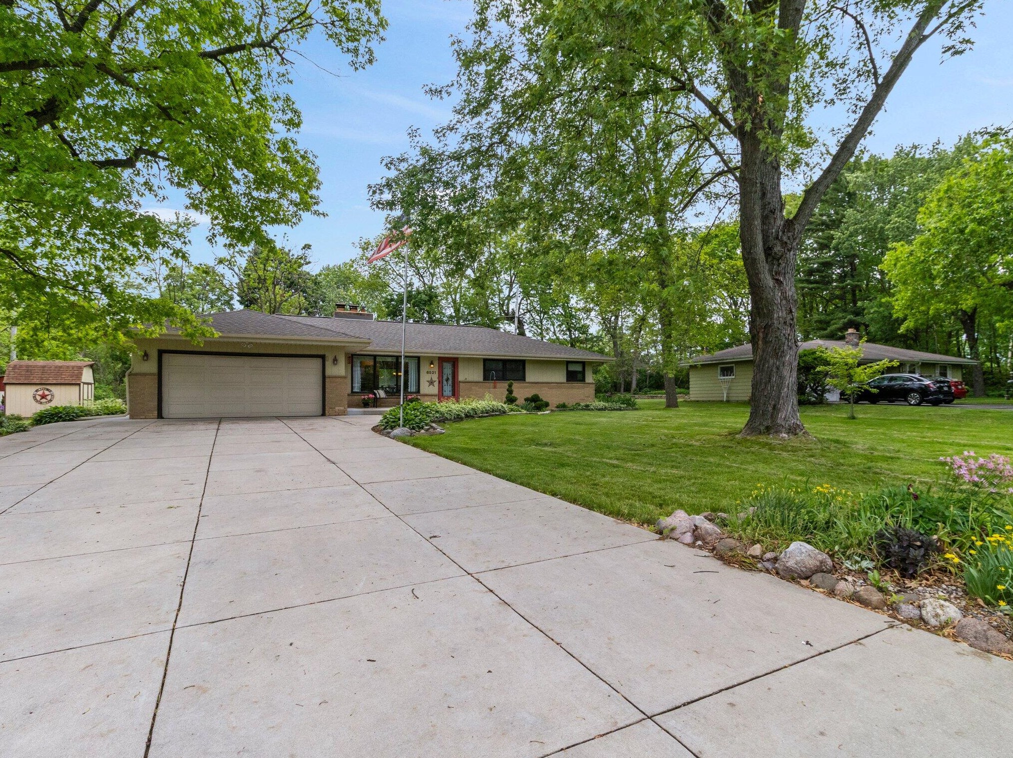 6521 S 123rd St, Hales Corners, WI 53132