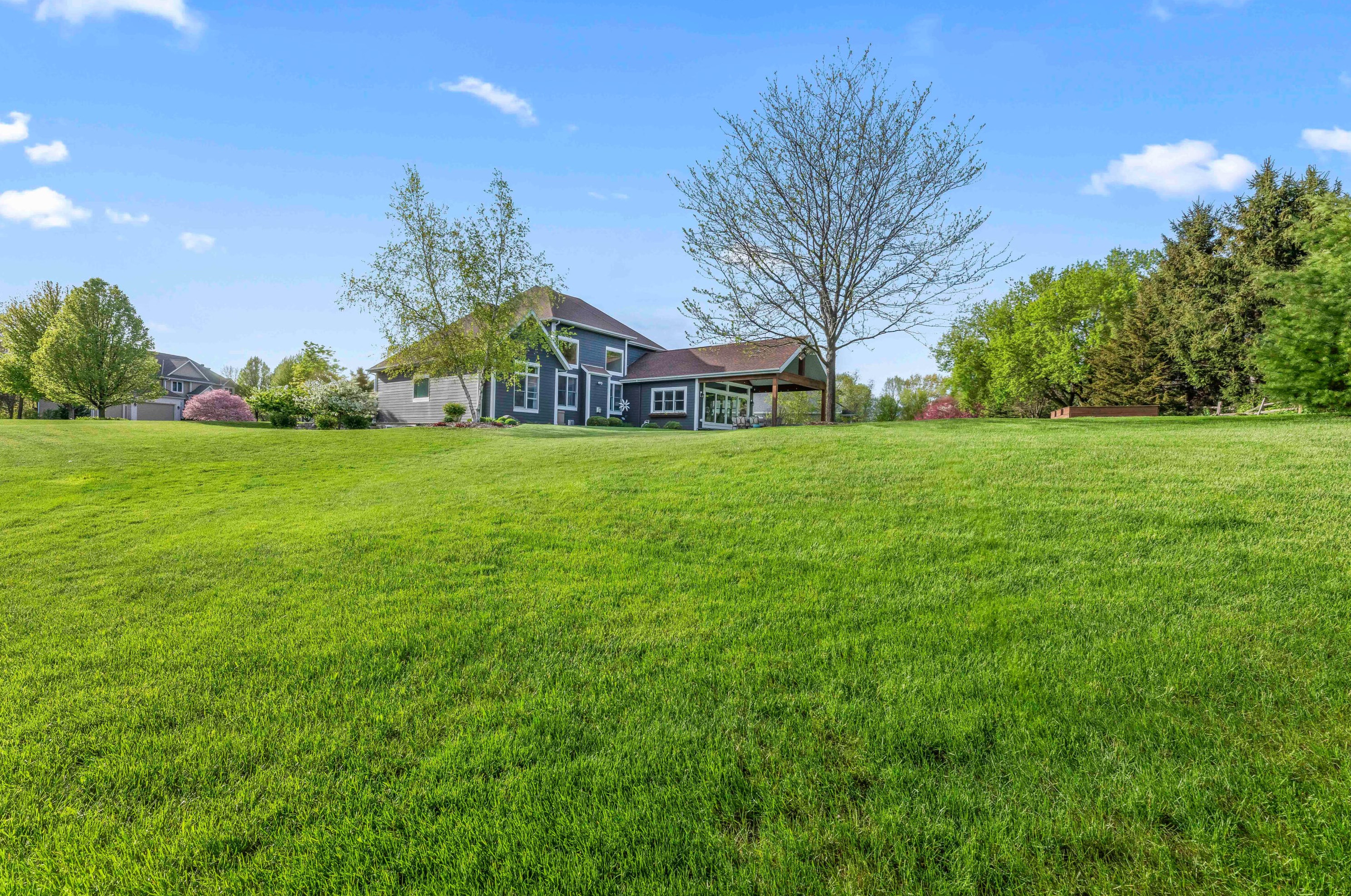 234 W Harvest Ln, Pewaukee, WI 53072