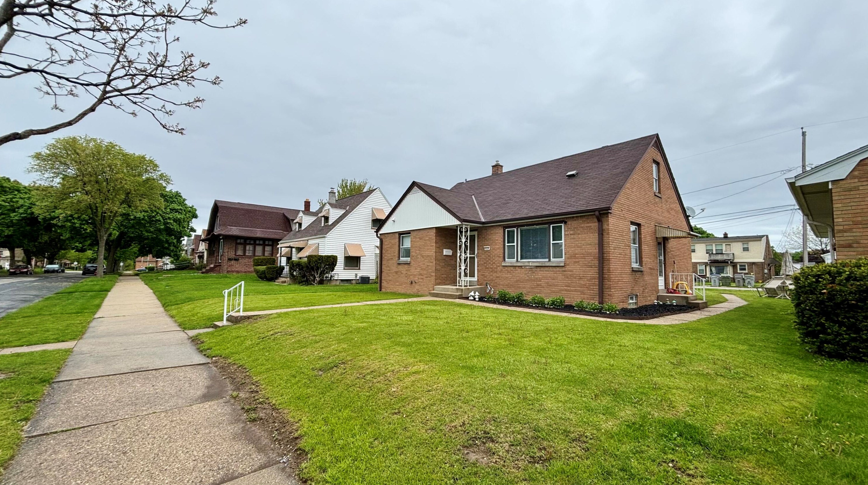 3554 17th St, Milwaukee, WI 53221-1650