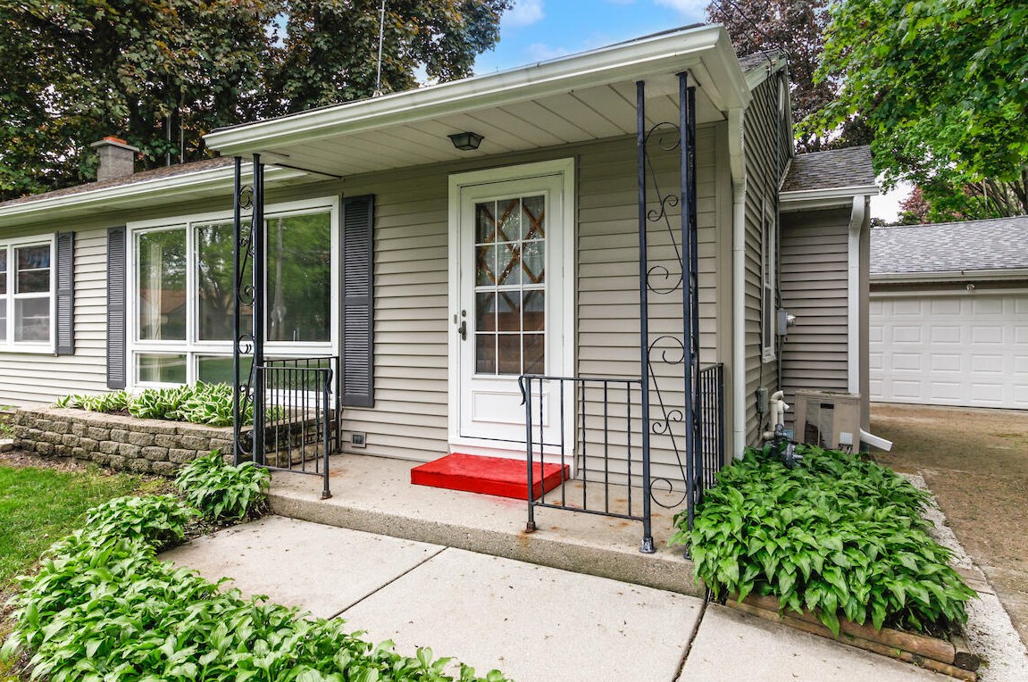 751 High St, Oconomowoc, WI 53066-3818