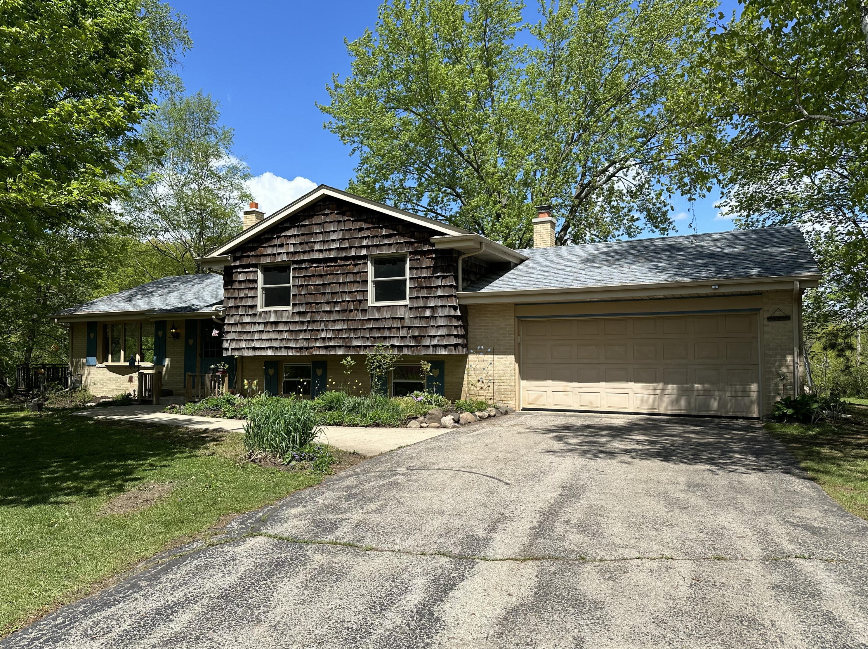 5974 Log House Rd, Hartford, WI 53027-9020