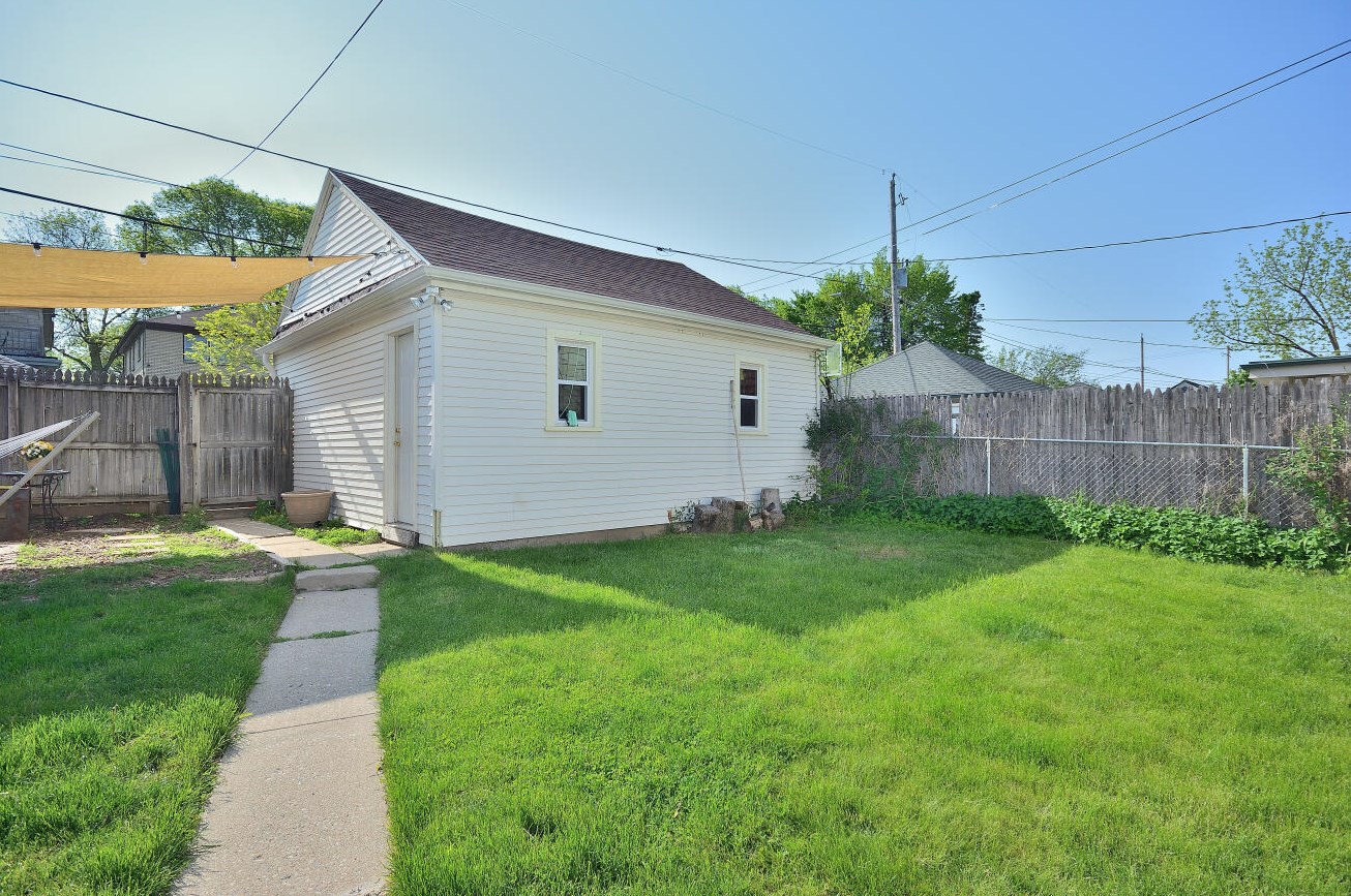 3743 54 Blvd, Milwaukee WI 53216-2835 exterior