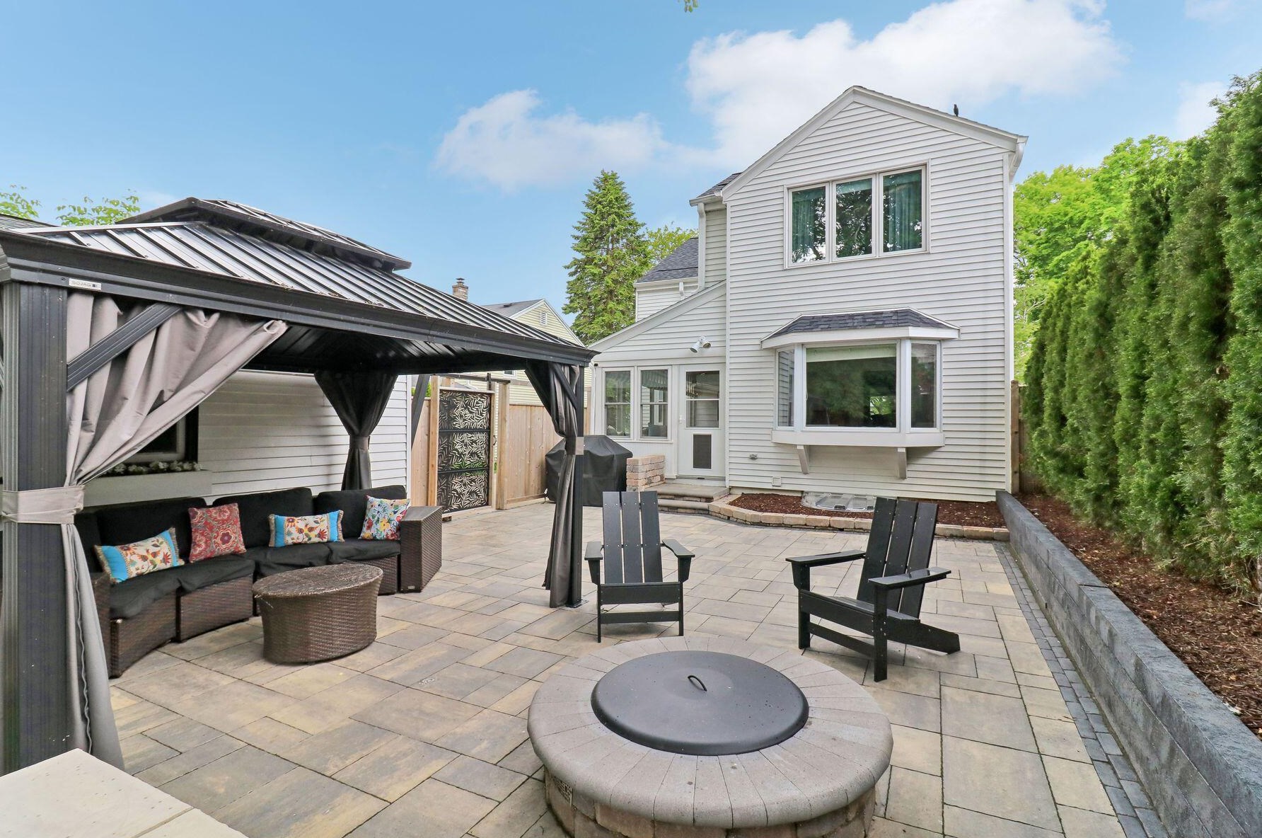 6158 Shoreland Ave, Milwaukee, WI 53217-4323