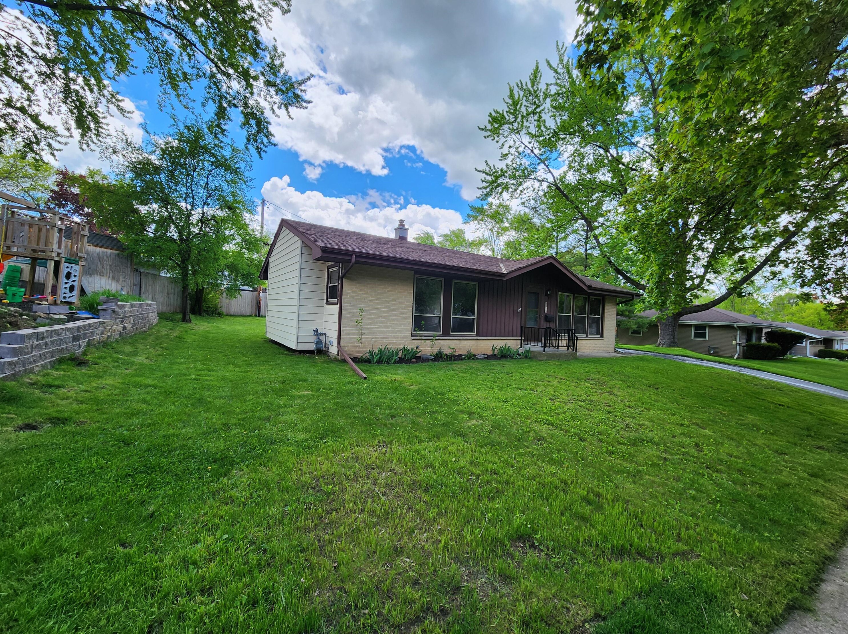 315 Debbie Dr, Waukesha, WI 53189-7418