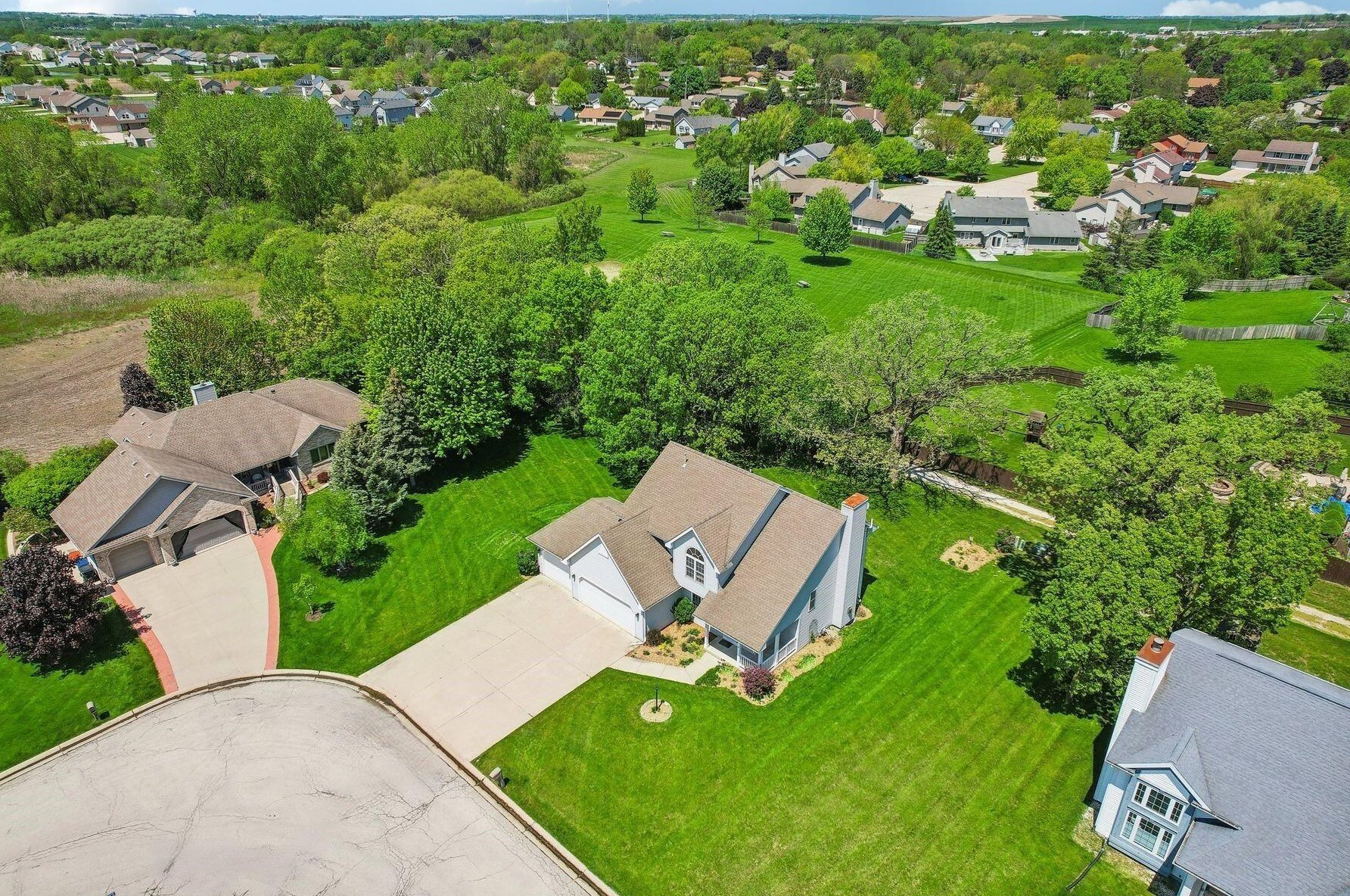 5650 Short Valley Ln, Racine, WI 53406-5280