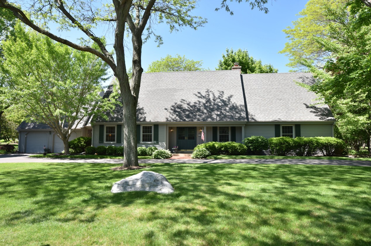 316 W Thornapple Ln, Thiensville, WI 53092