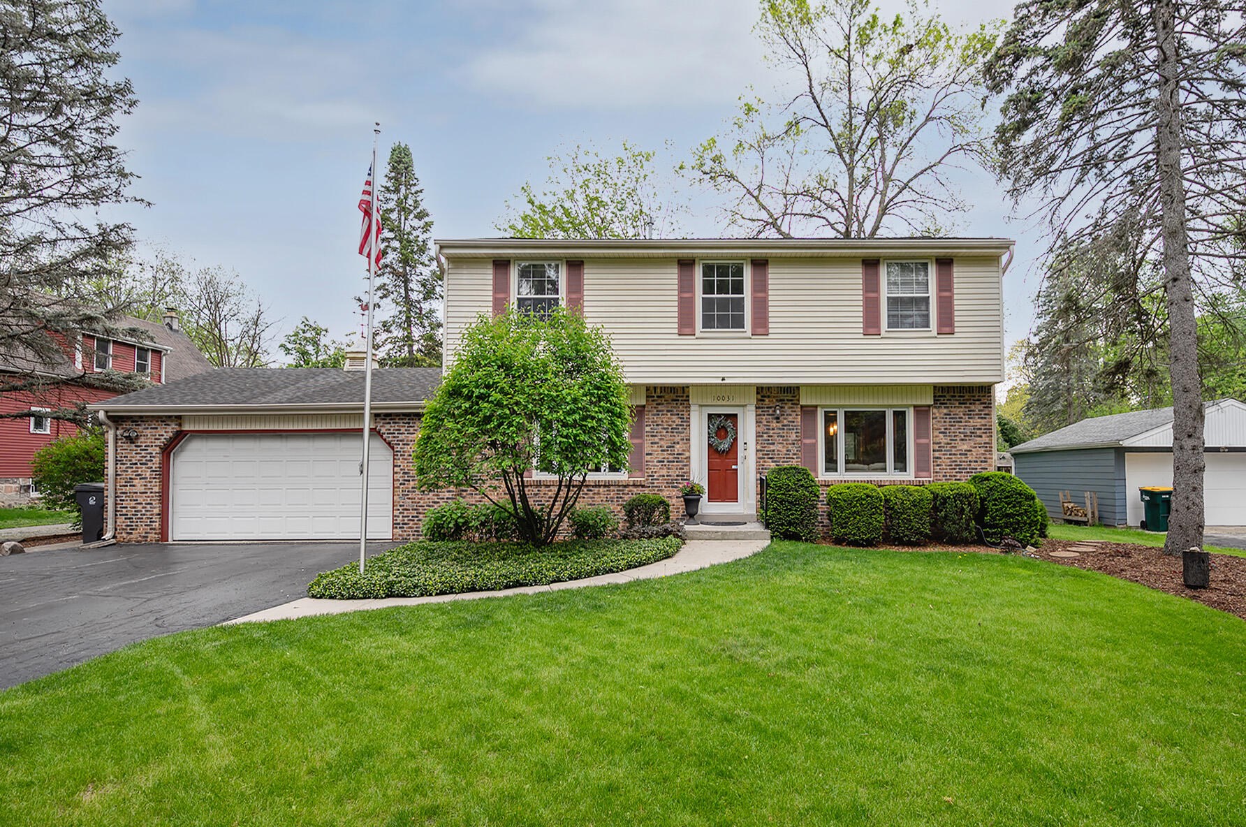 10031 Ridge Rd, Hales Corners, WI 53130-1433