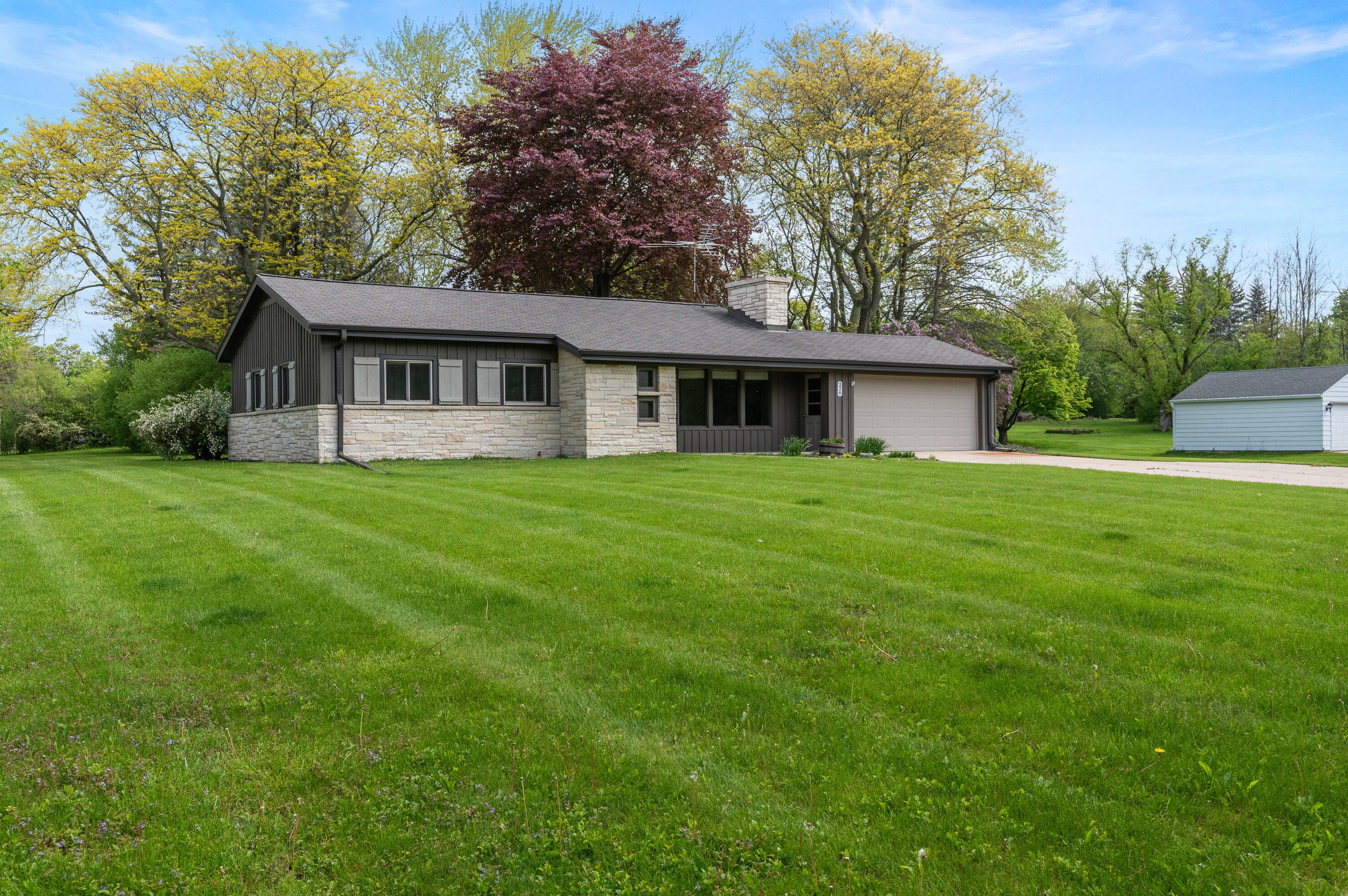 326 W Mequon Rd, Thiensville, WI 53092