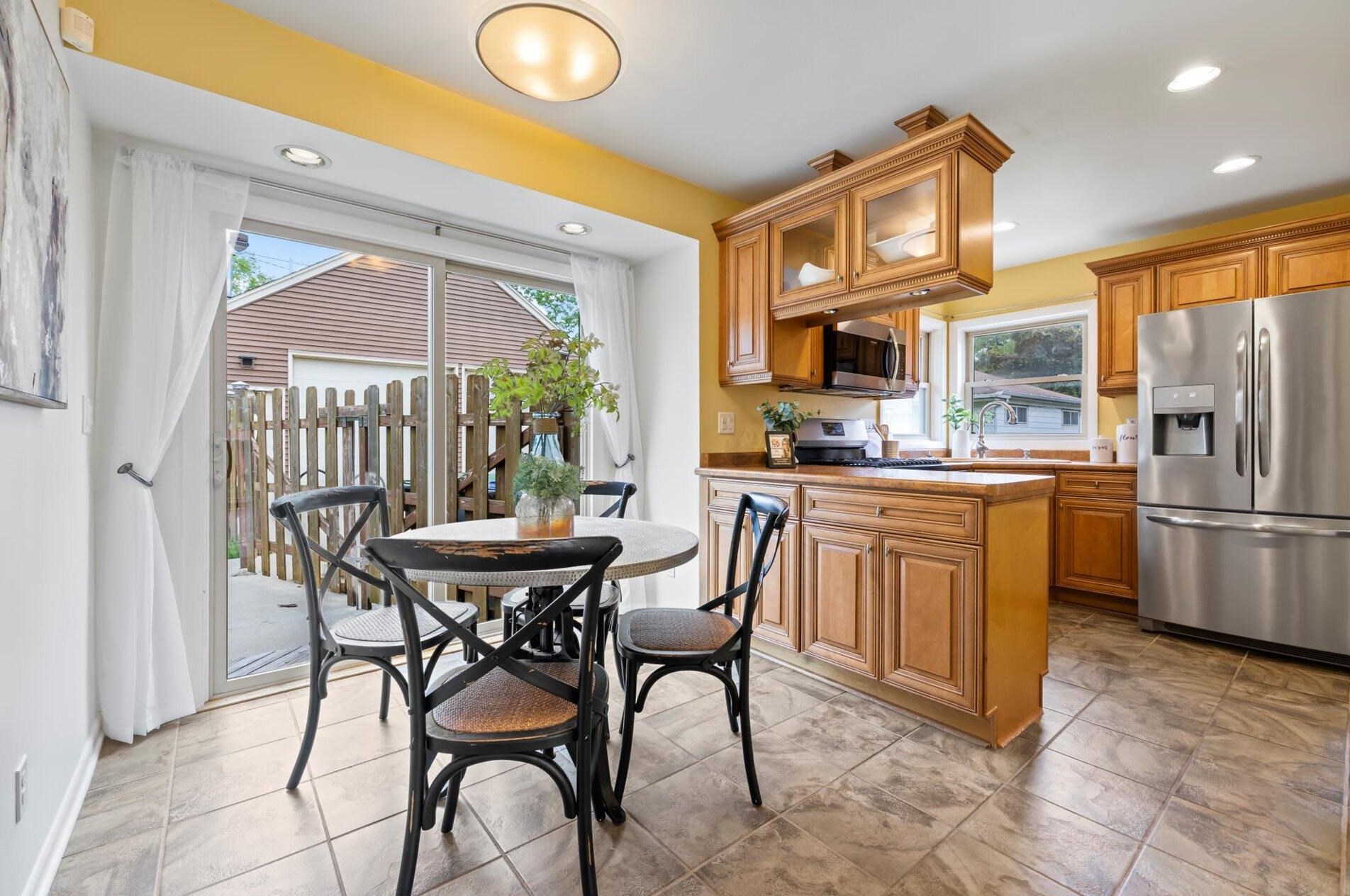 3160 67 Ct, Milwaukee WI 53220-4552 exterior