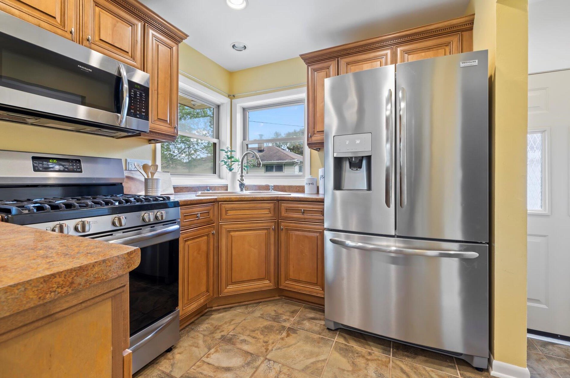 3160 67 Ct, Milwaukee WI 53220-4552 exterior