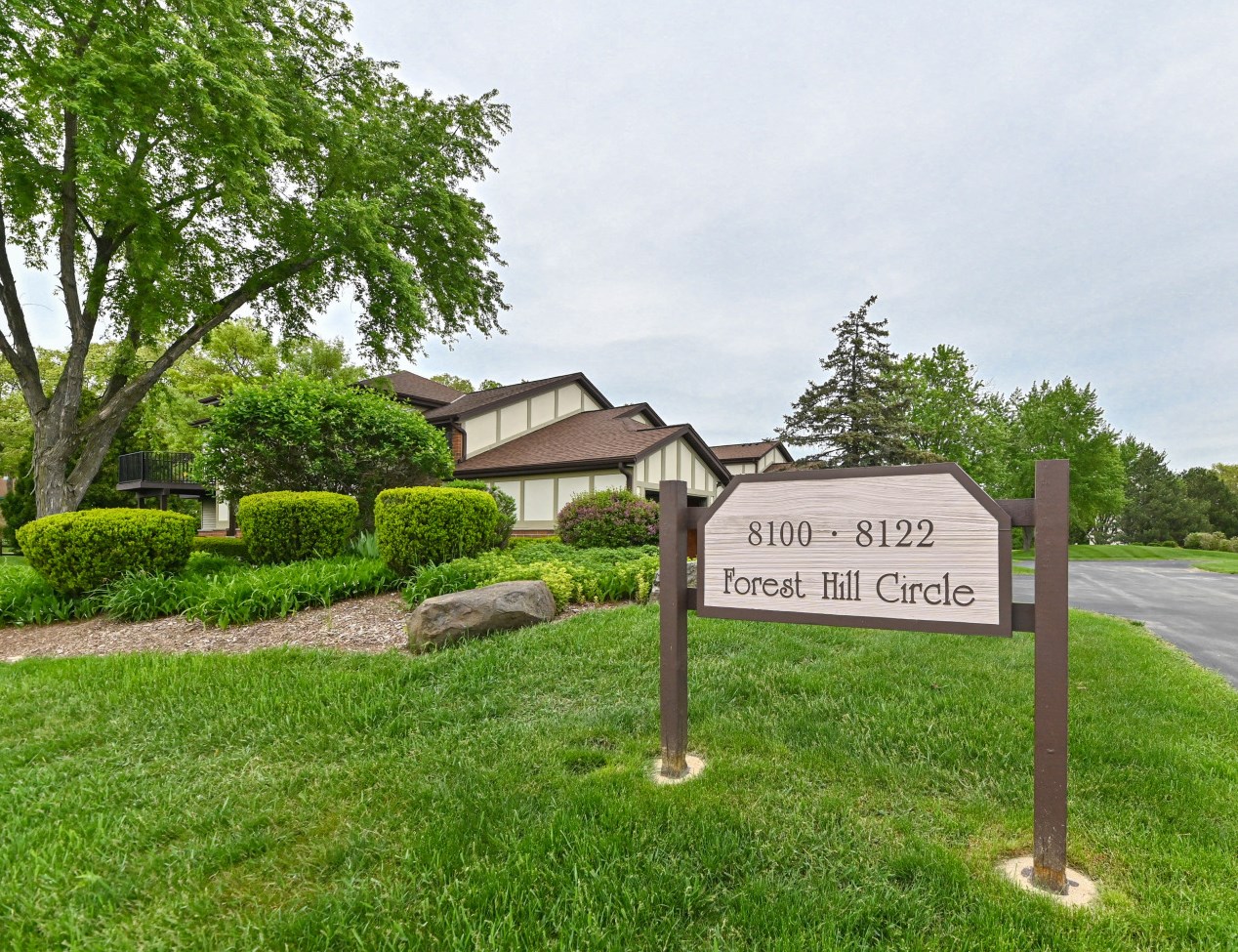 8100 Forest Hills Cir, Hales Corners, WI 53132-9605