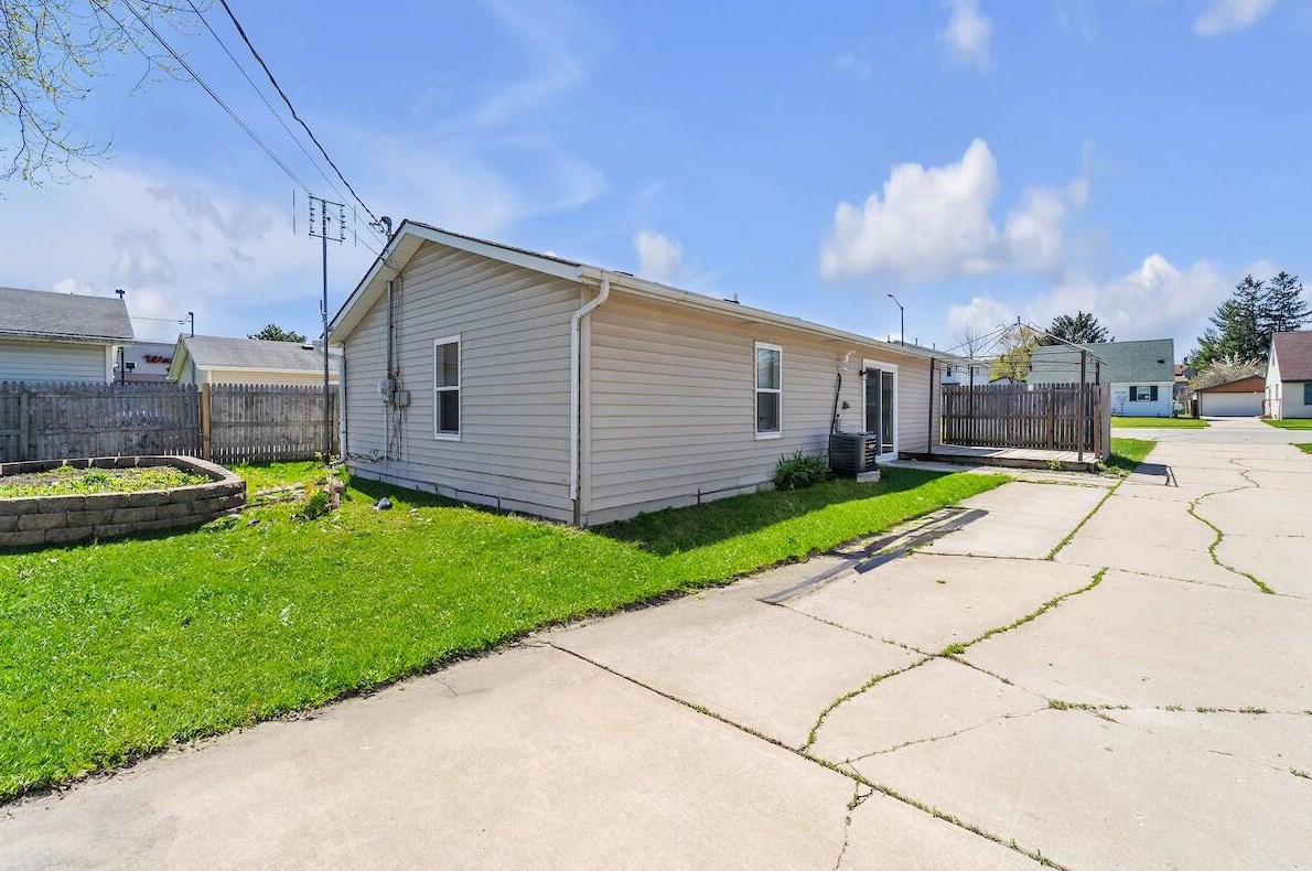 5035 39 Ave, Kenosha WI 53144-2635 exterior