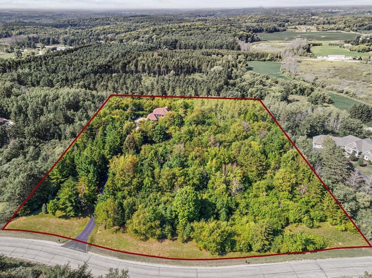 2804 Shagbark Dr, Kewaskum, WI 53040-9011