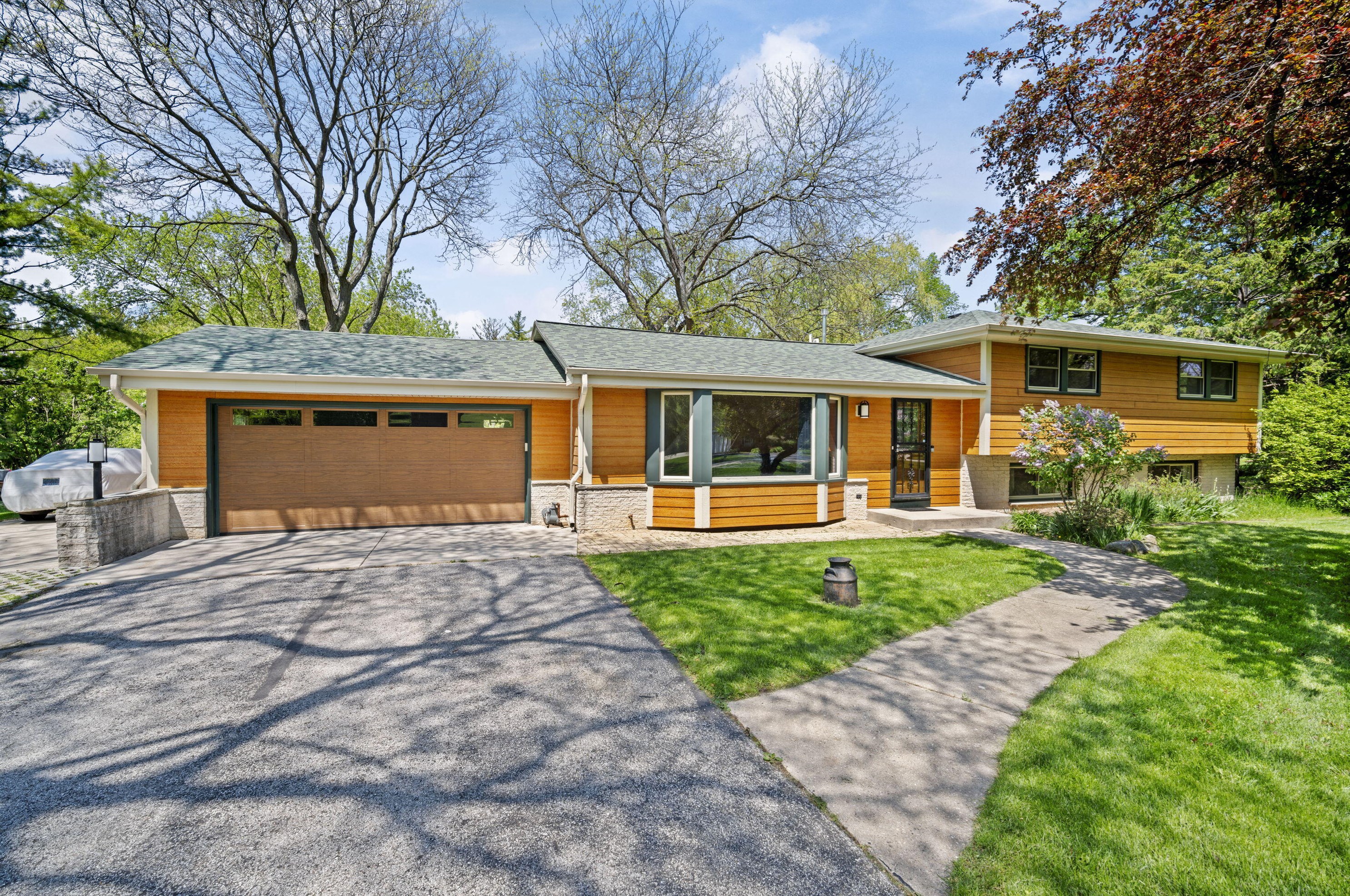 2818 W Grace Ave, Thiensville, WI 53092