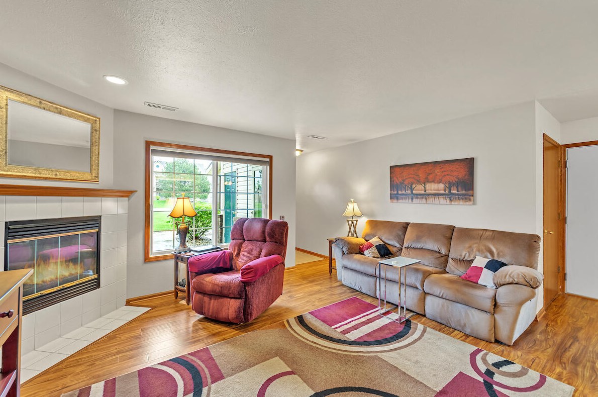 6926 Dale Dr, Racine, WI 53402-9414