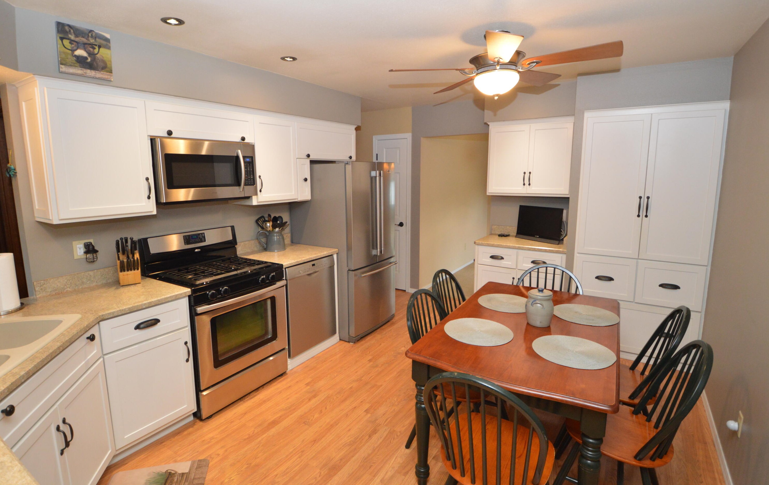 715 Shepard Hills Dr, Oak Creek, WI 53154-5168