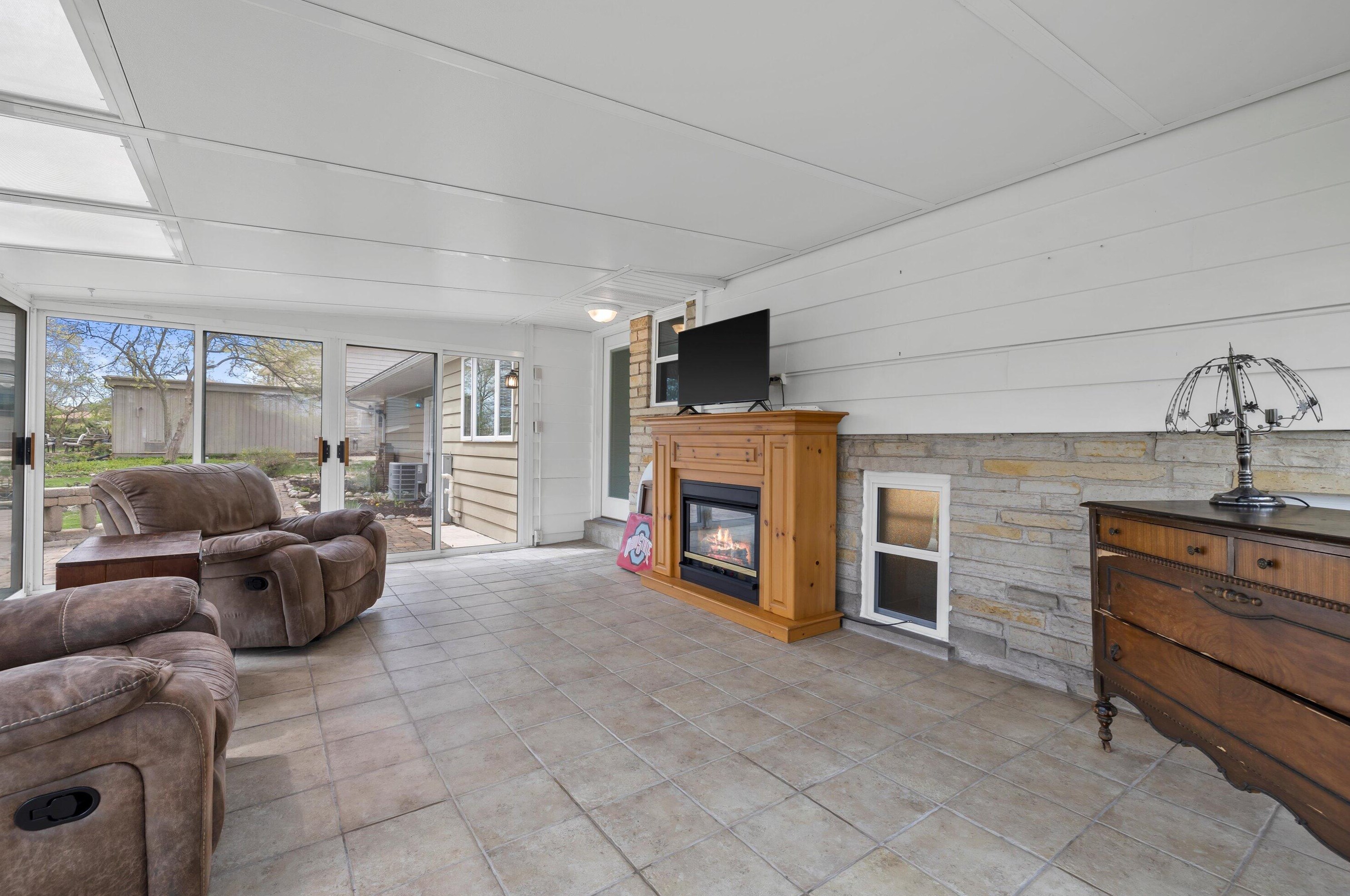 827 Tenny Ave, Waukesha, WI 53186