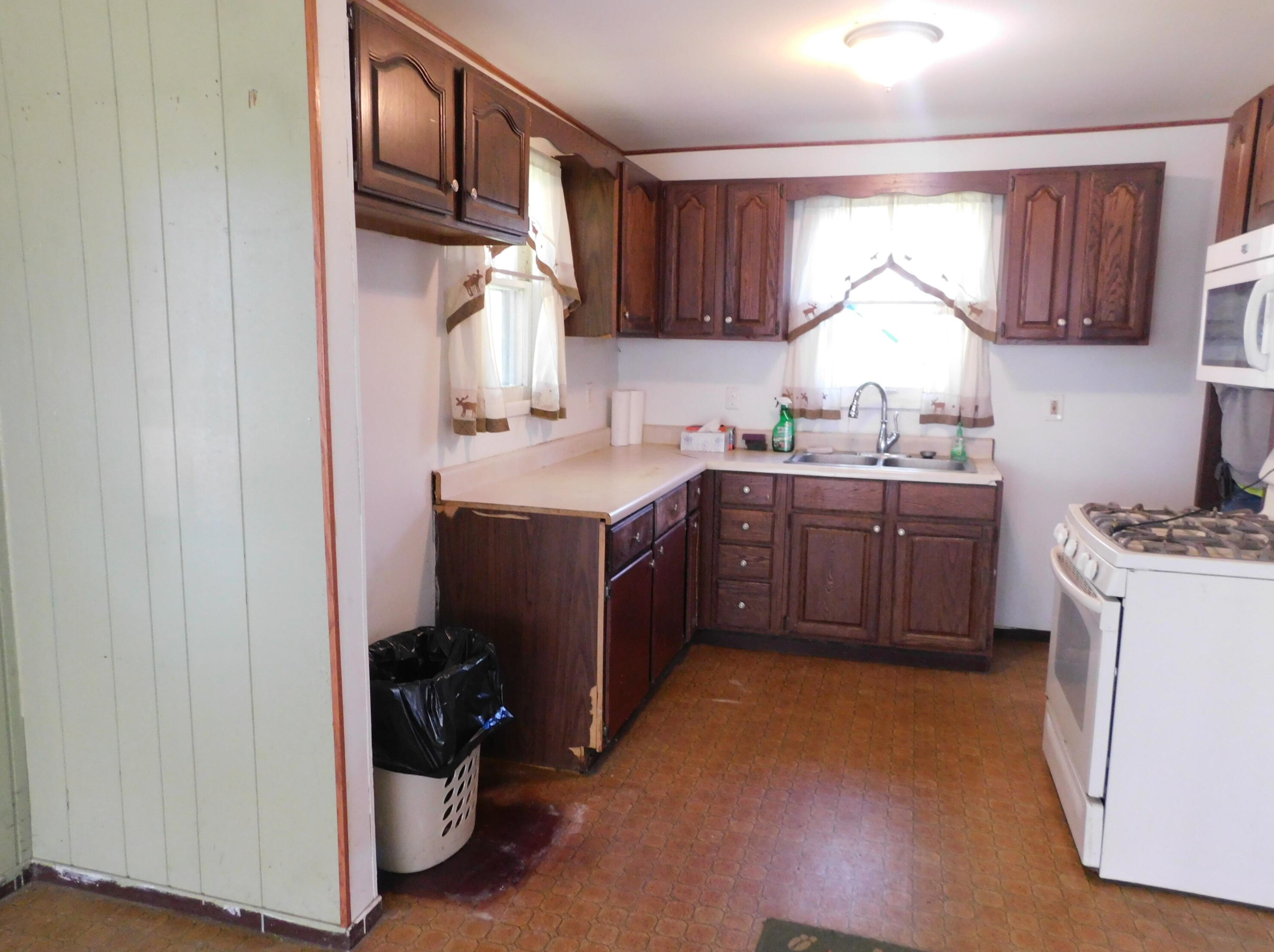 212 Hillside Dr, Twin Lakes, WI 53181-9223