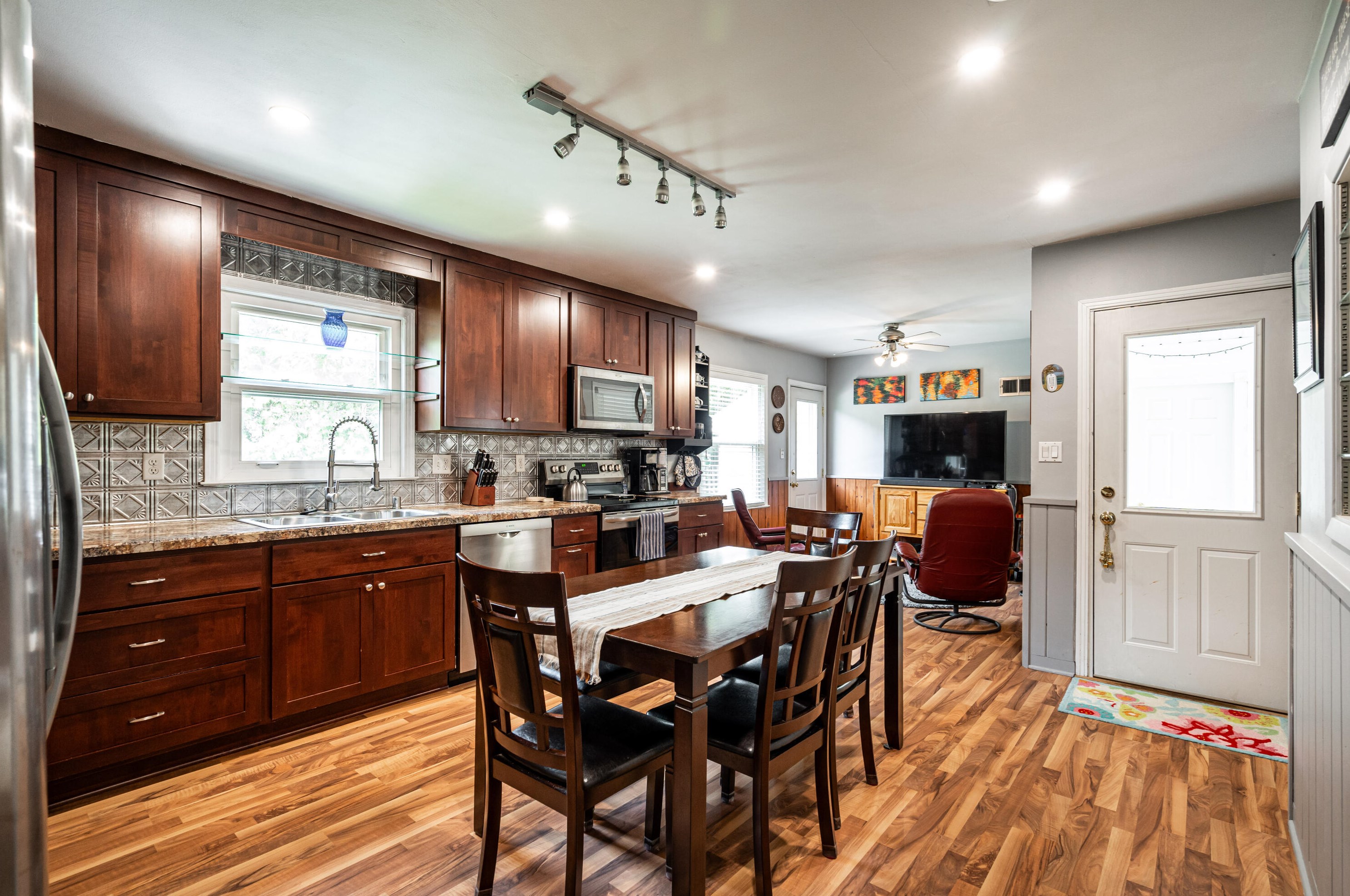 219 Alta Loma Cir, Thiensville, WI 53092-1717