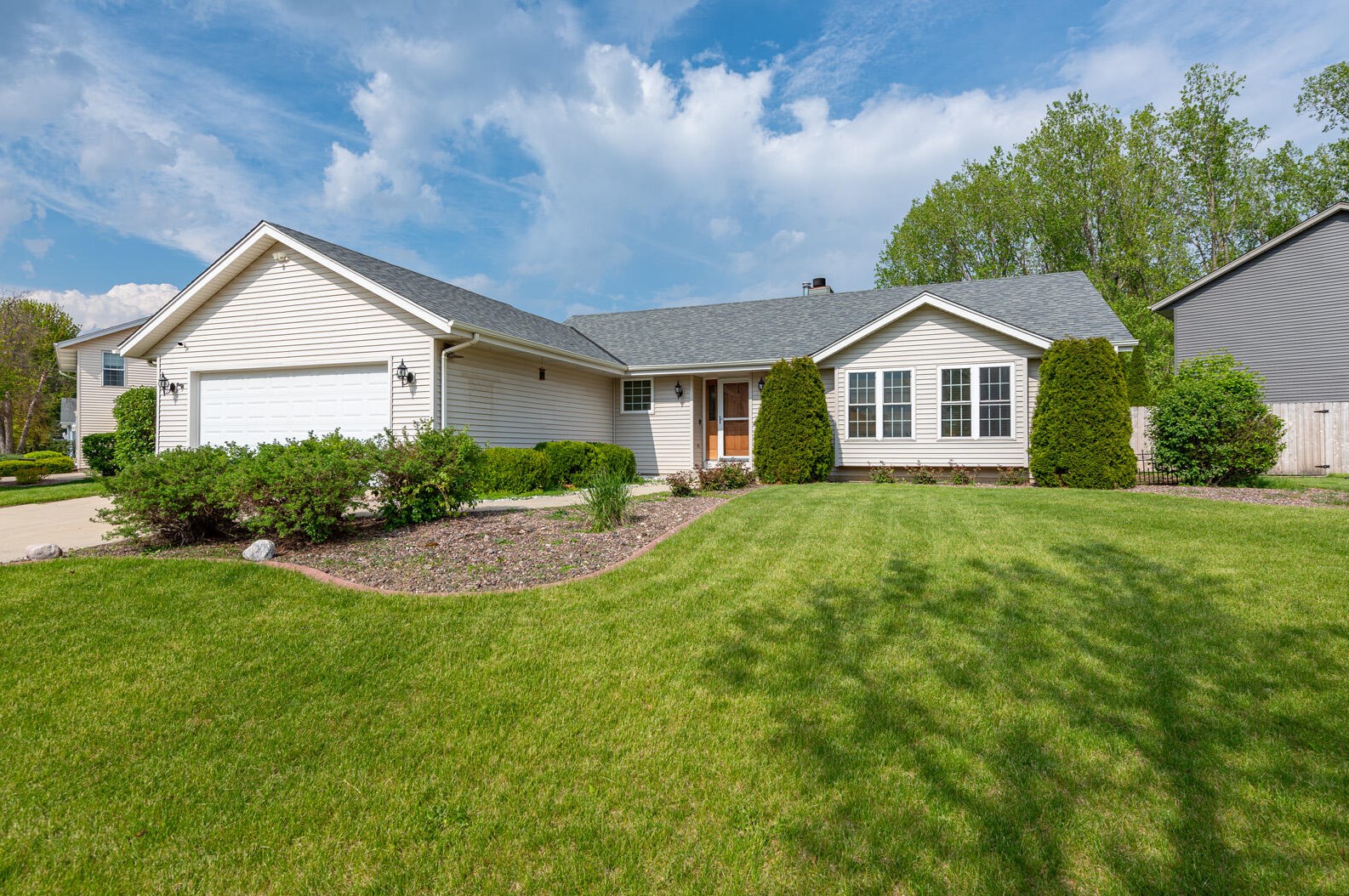 8630 S Stone Creek Dr, Oak Creek, WI 53154