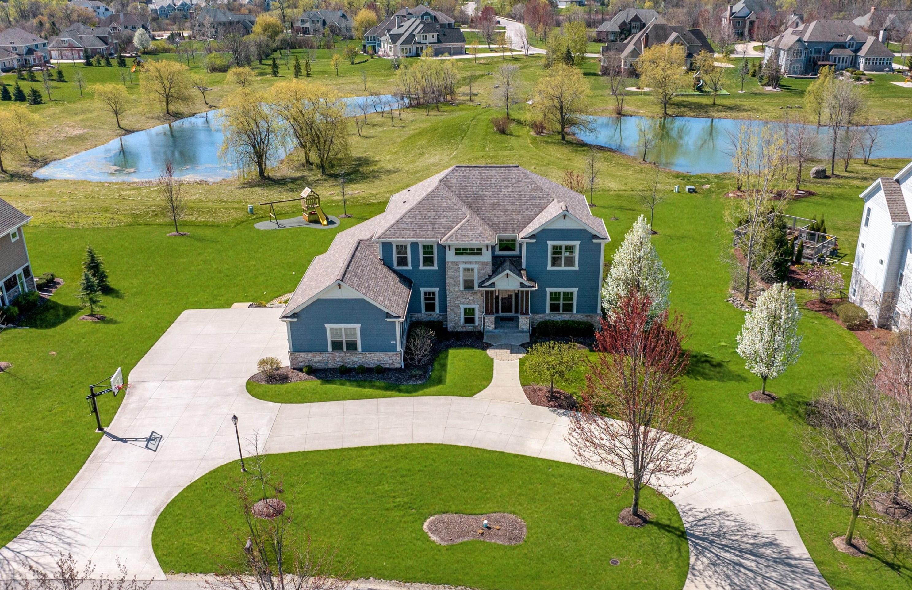 7095 W Oakview Ct, Thiensville, WI 53092