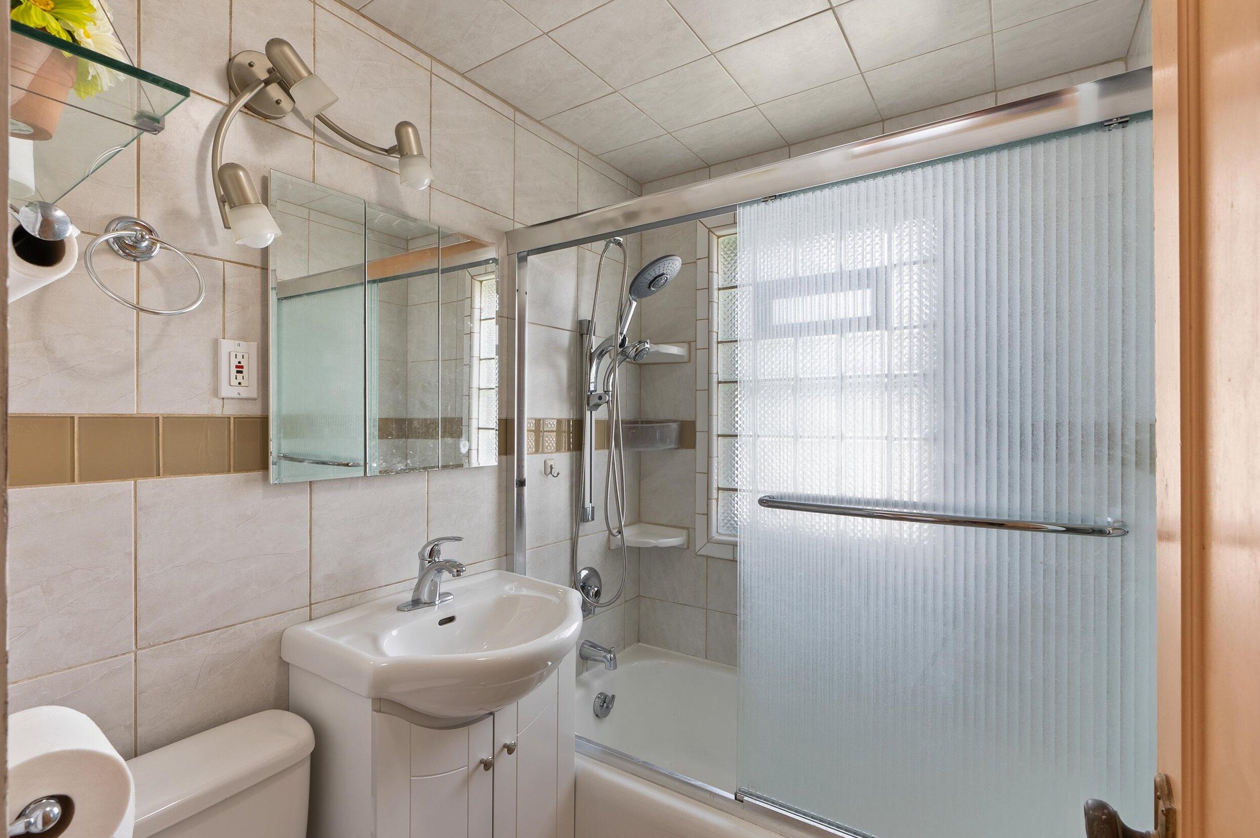 2209 Vollmer Ave, Milwaukee WI 53207-3148 exterior