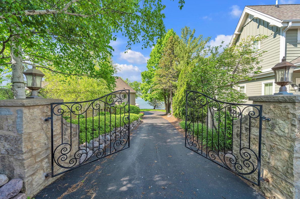 5535 Peninsula Dr, West Bend, WI 53095