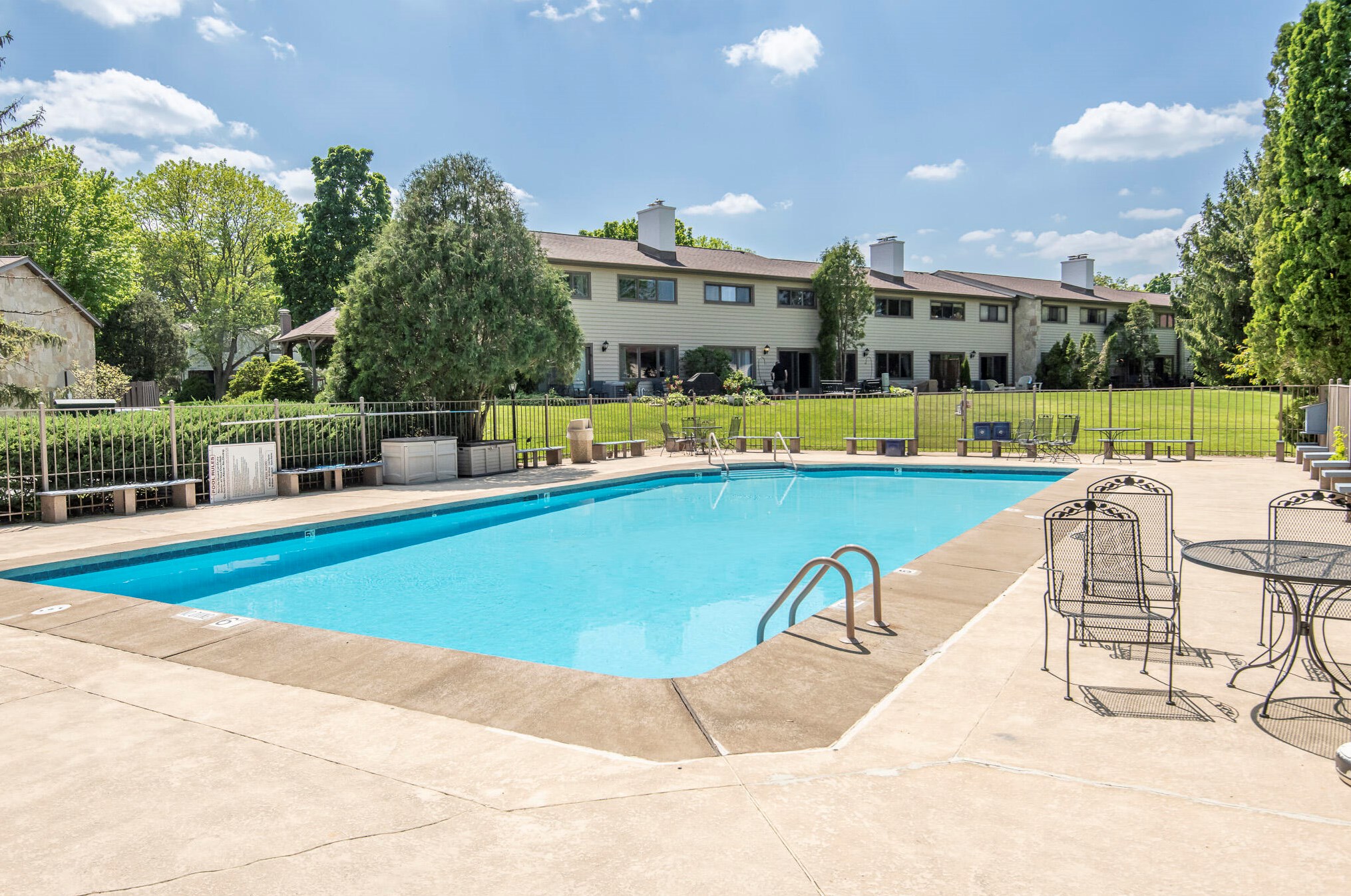 1022 Lake Country Ct, Oconomowoc, WI 53066