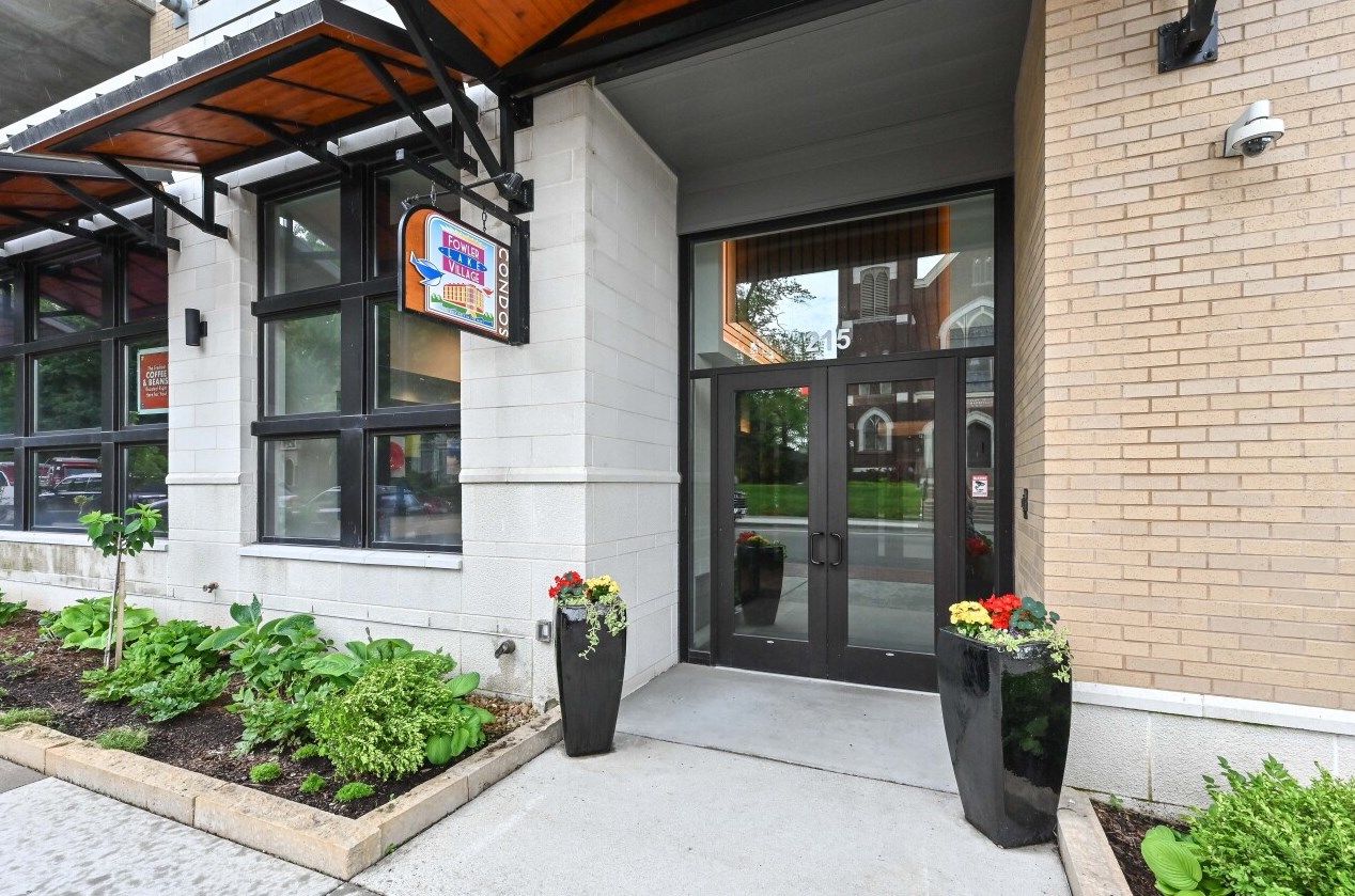 215 E Pleasant St #212, Oconomowoc, WI 53066