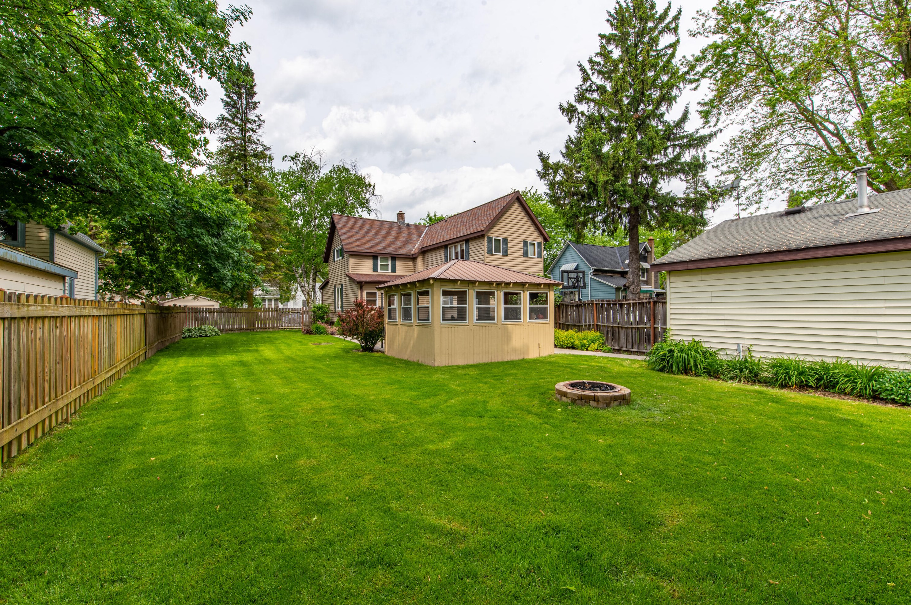 7294 N Vine St, Lannon, WI 53046