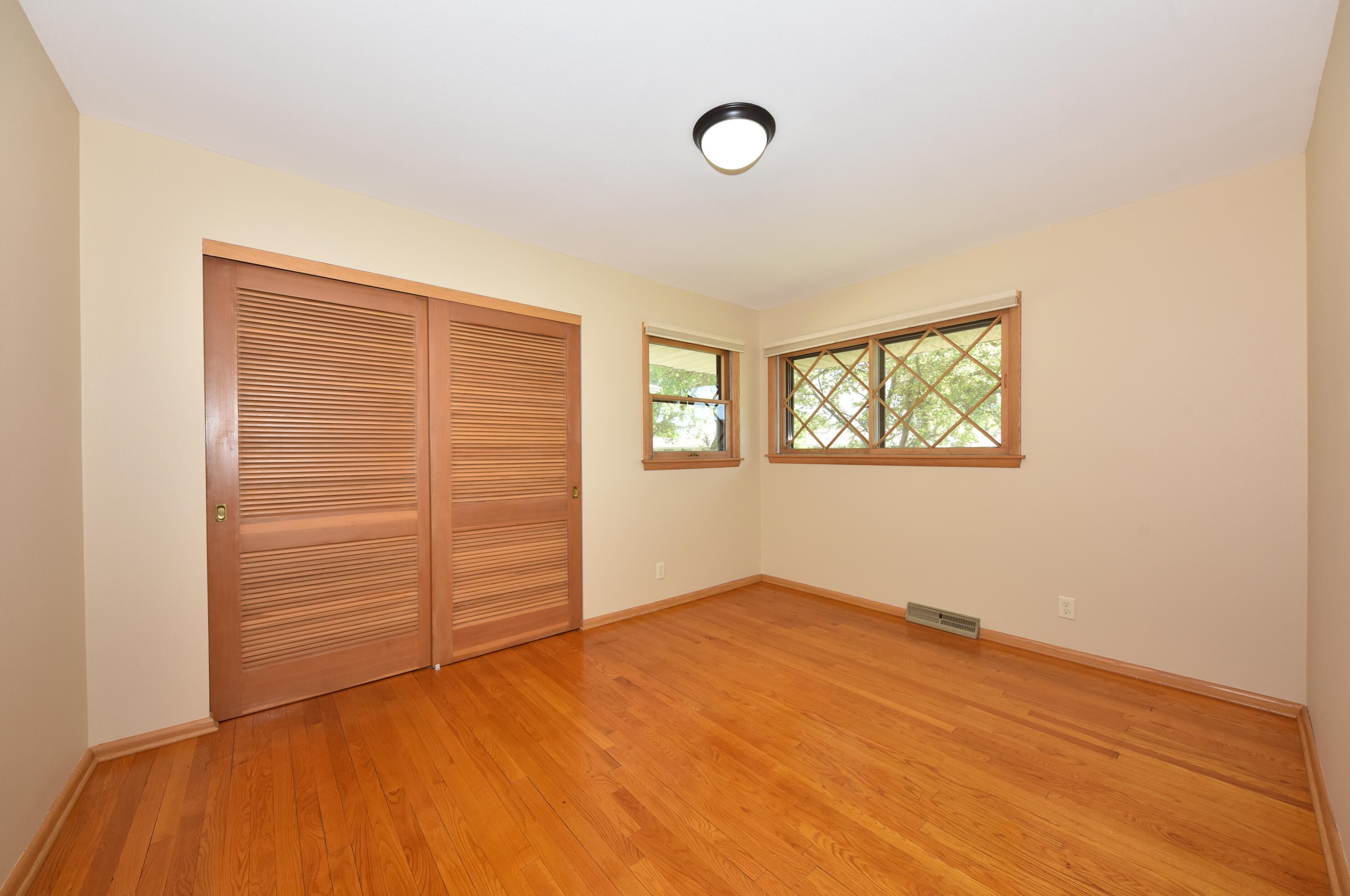 3805 Marcy St, Milwaukee WI 53220-1836 exterior