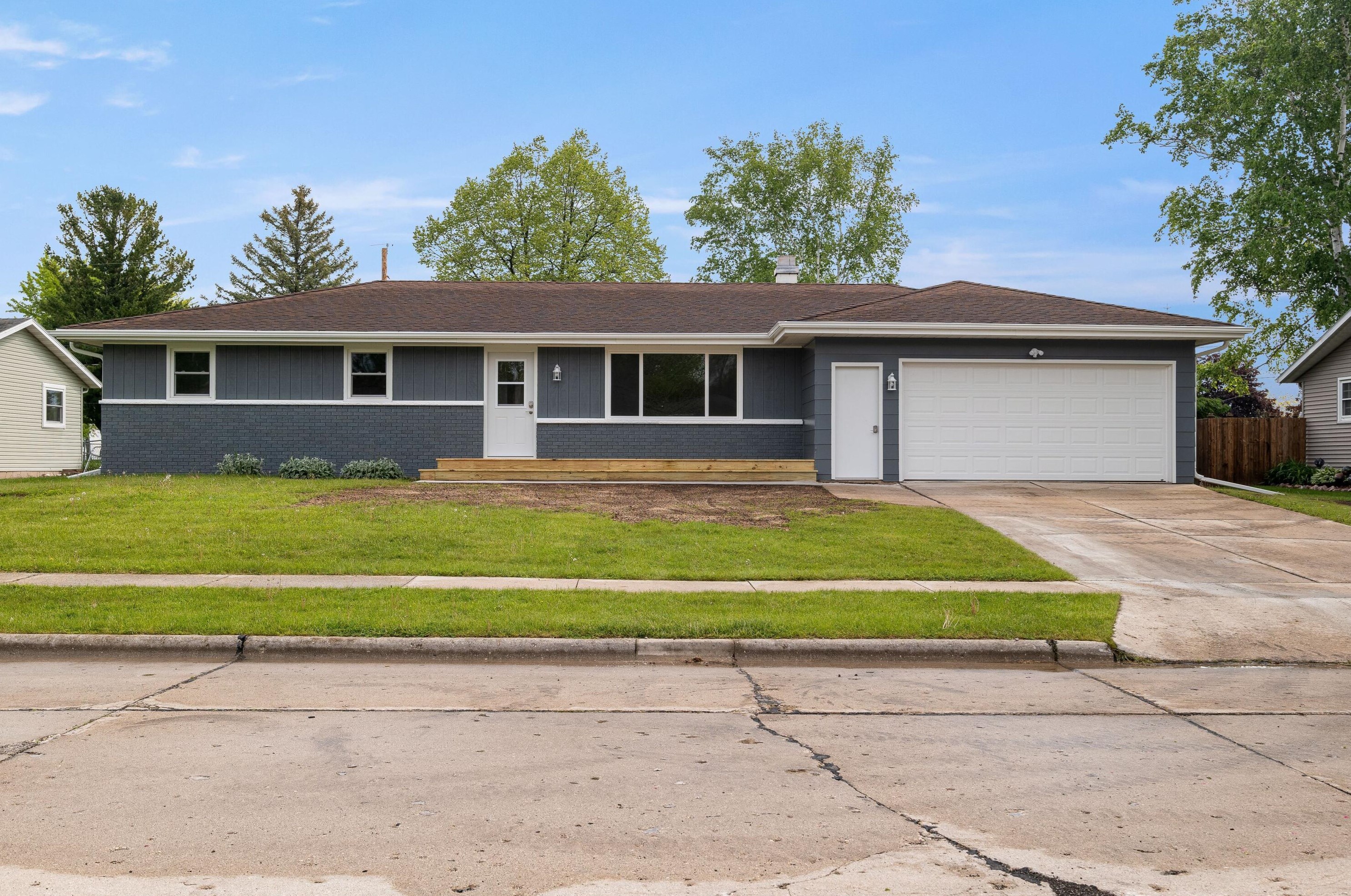 1401 Hubbard Cir, Manitowoc, WI 54220-1508