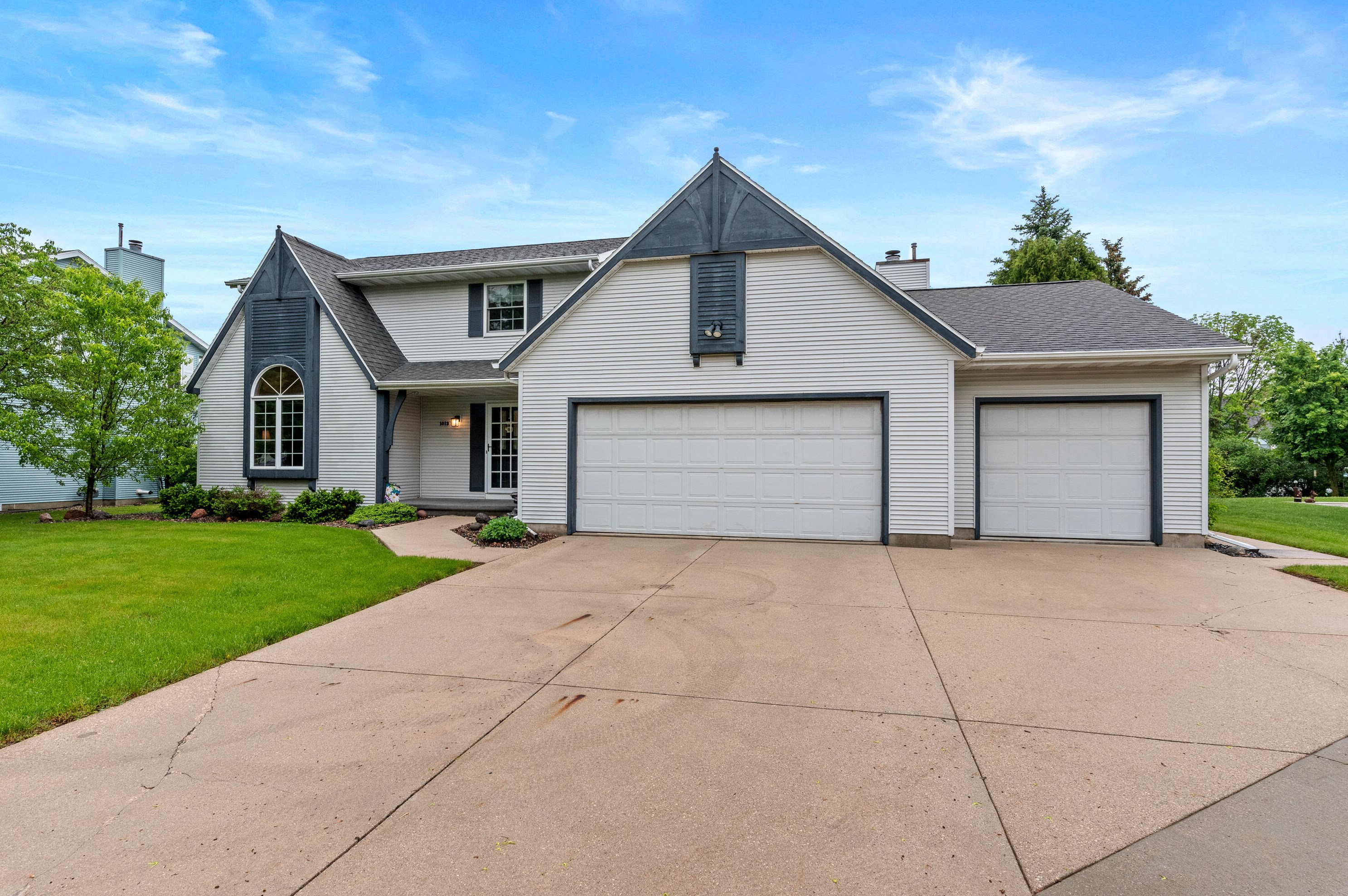 1013 Briarwood Ln, Fond du Lac, WI 54935