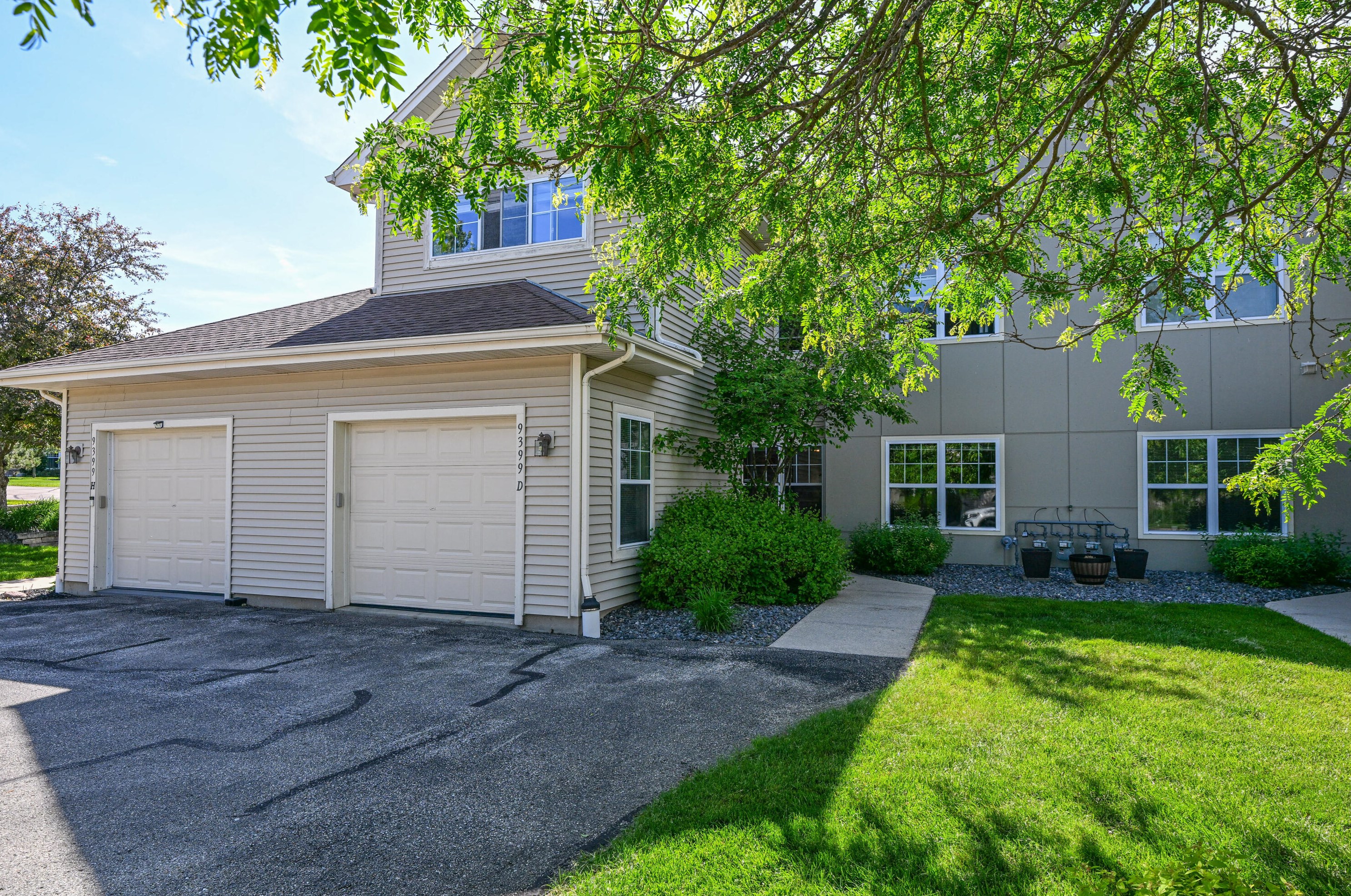 9399 Cobblestone Way, Hales Corners, WI 53132-7505