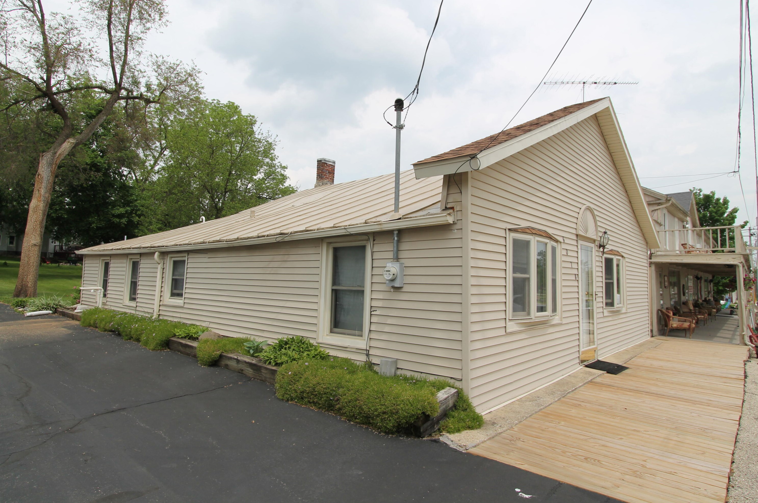 6078 N Railroad St, Lyons, WI 53148