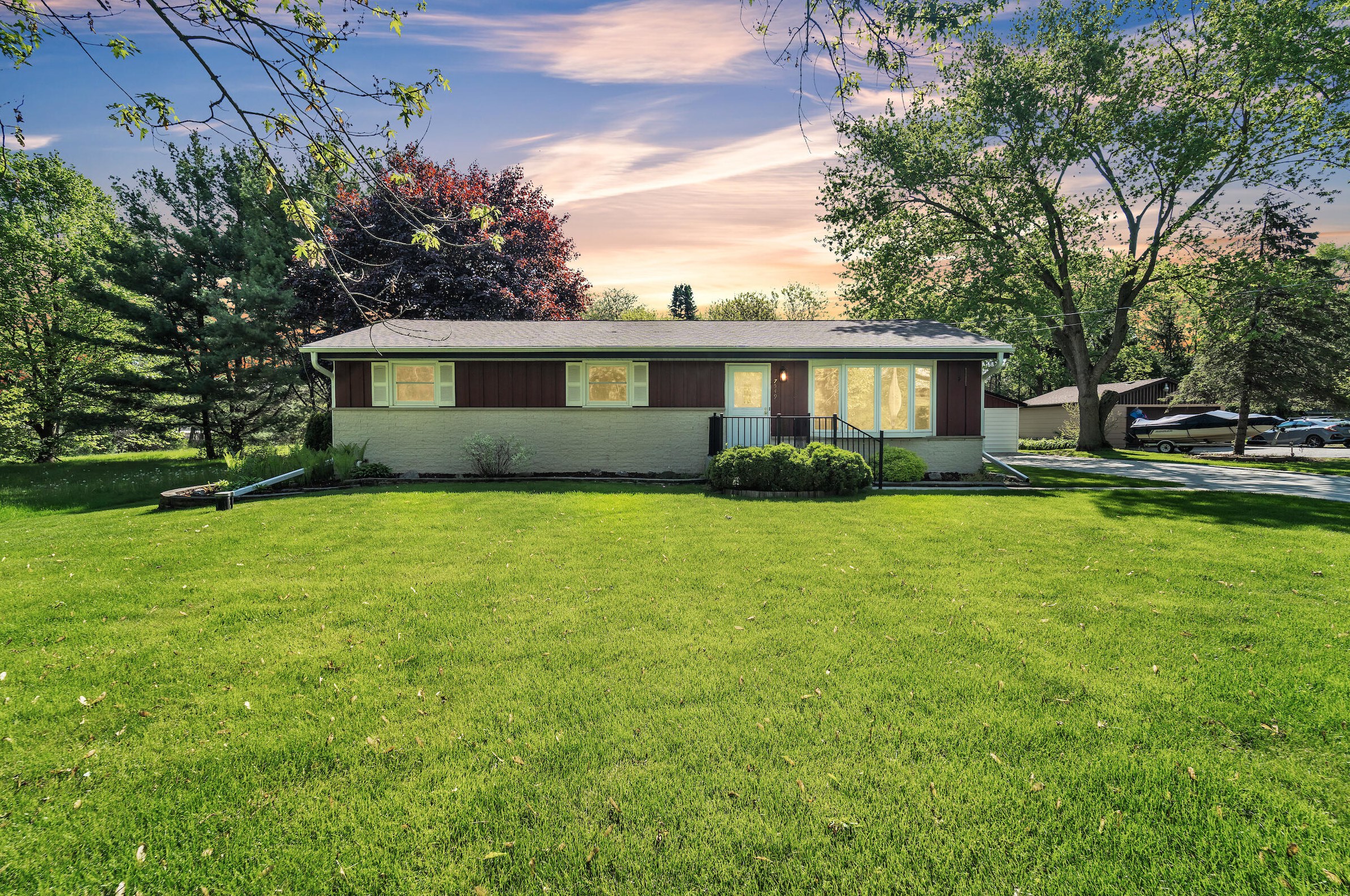 7549 Sylvan Dr, Caledonia, WI 53108-9518