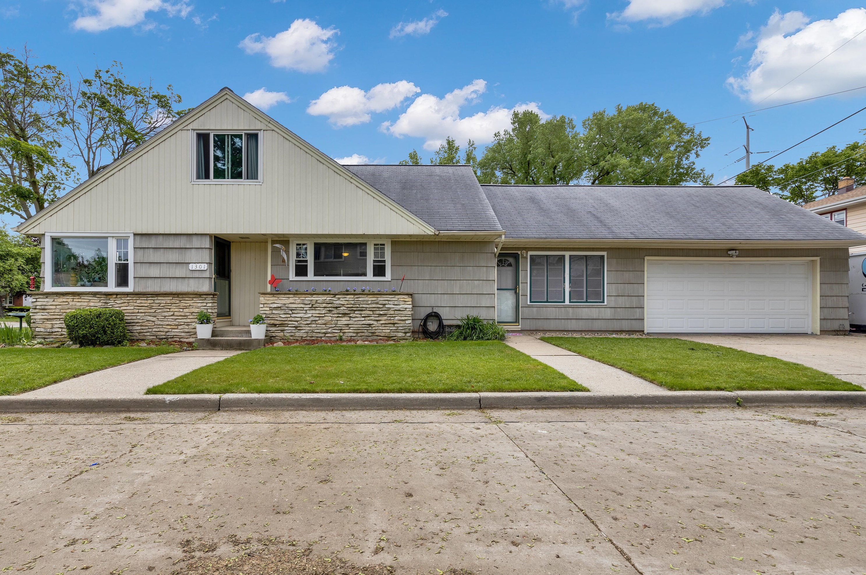 1301 Sheridan Ct, Milwaukee, WI 53209-5145