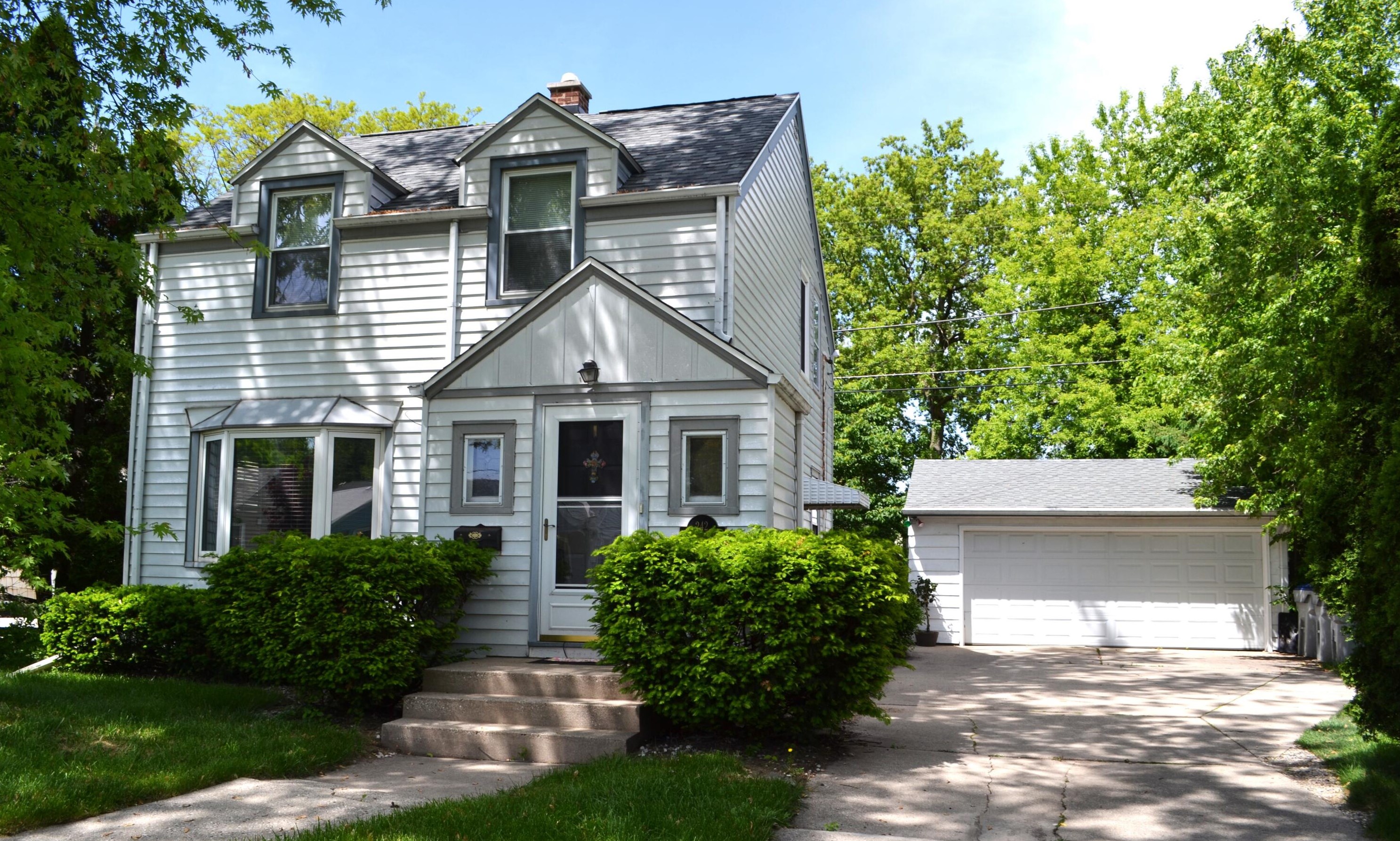 242 Gauer Cir, Milwaukee, WI 53207-2620