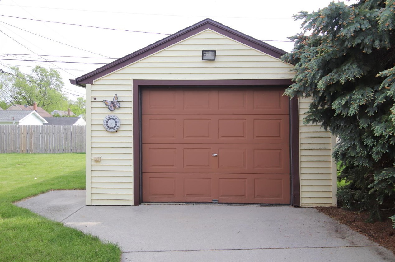 2113 Broadway Ave, Sheboygan, WI 53081-5533