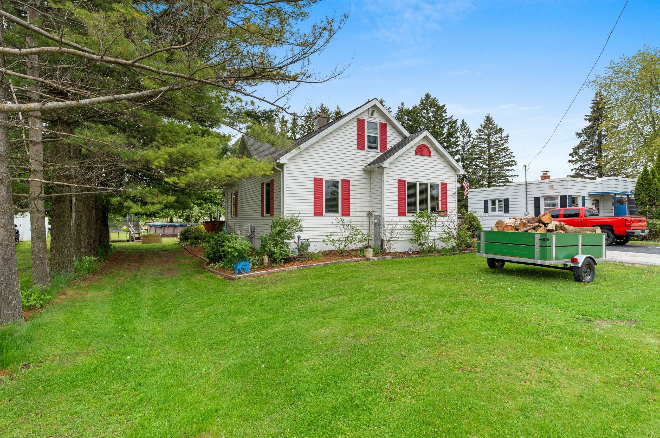 611 Forest Home Dr, Francis Creek, WI